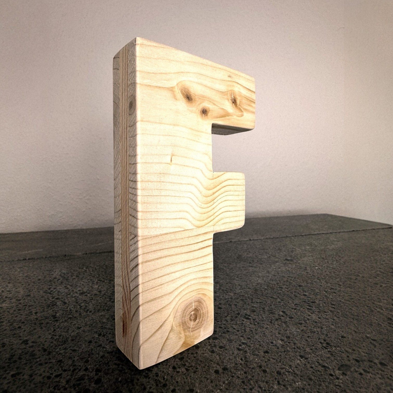 Zayno Deko-Buchstaben Holzbuchstabe "F" aus massivem Fichtenholz (Packung, 1 St., Fördert das Kennenlernen des Alphabetes), in liebevoller Handarbeit aus hochwertigem Fichtenholz gefertigt.