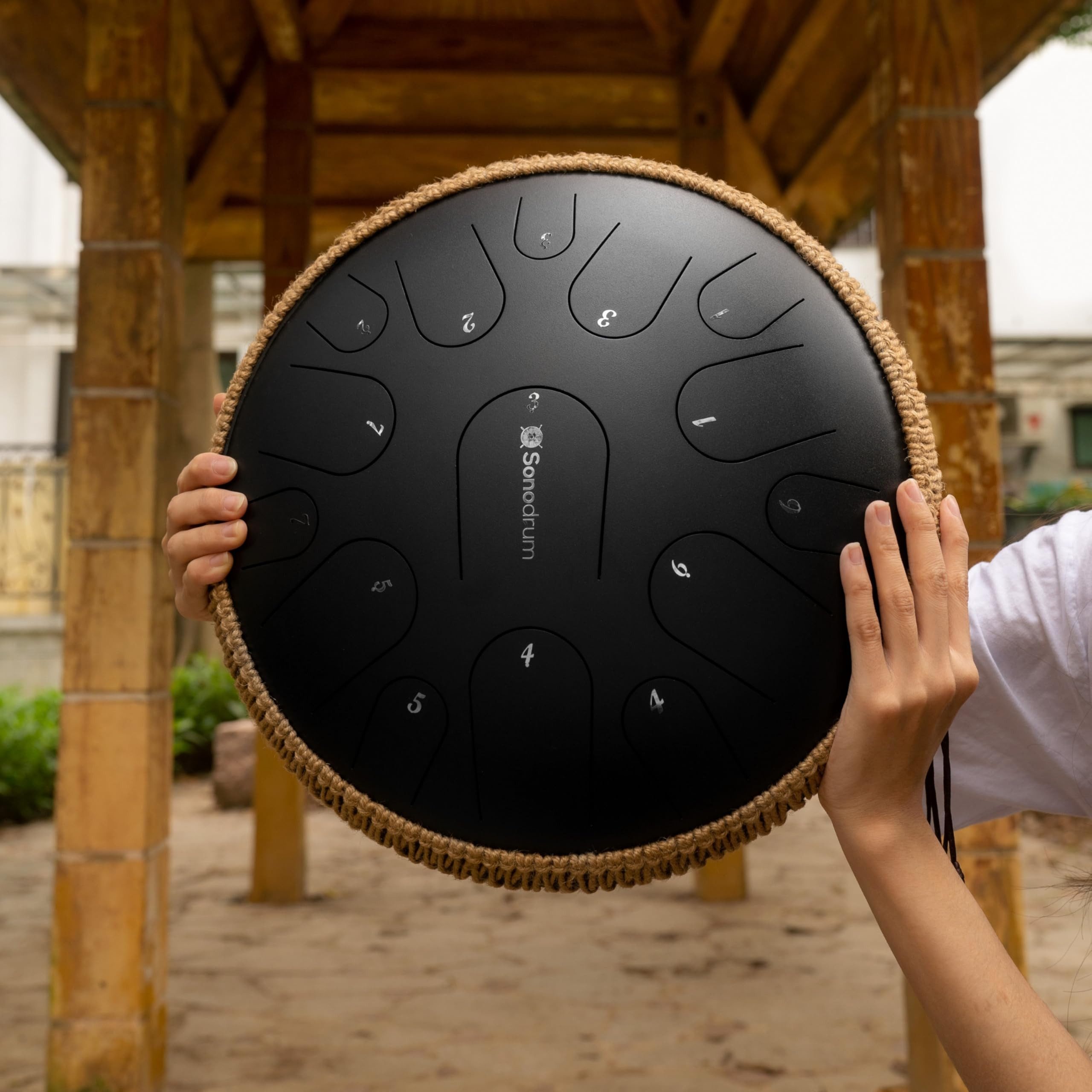 Sonodrum Steel Tongue Drum - Zungentrommel "Premium" C - Dur - 35 cm groß mit 15 Tönen,Steel Tongue Drum inkl. Liederbuch, Schlägel, Fingersticks und Tragetasche, Notenlesen nicht nötig, einfach zu spielen