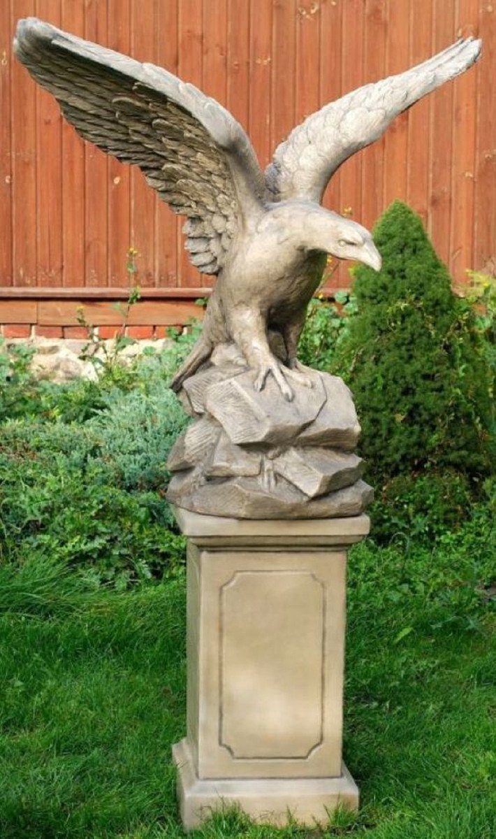 Casa Padrino Skulptur Gartendeko Skulptur Weißkopfseeadler Grau 110 x 56 x H. 108 cm - Garten Terrassen Deko Accessoires