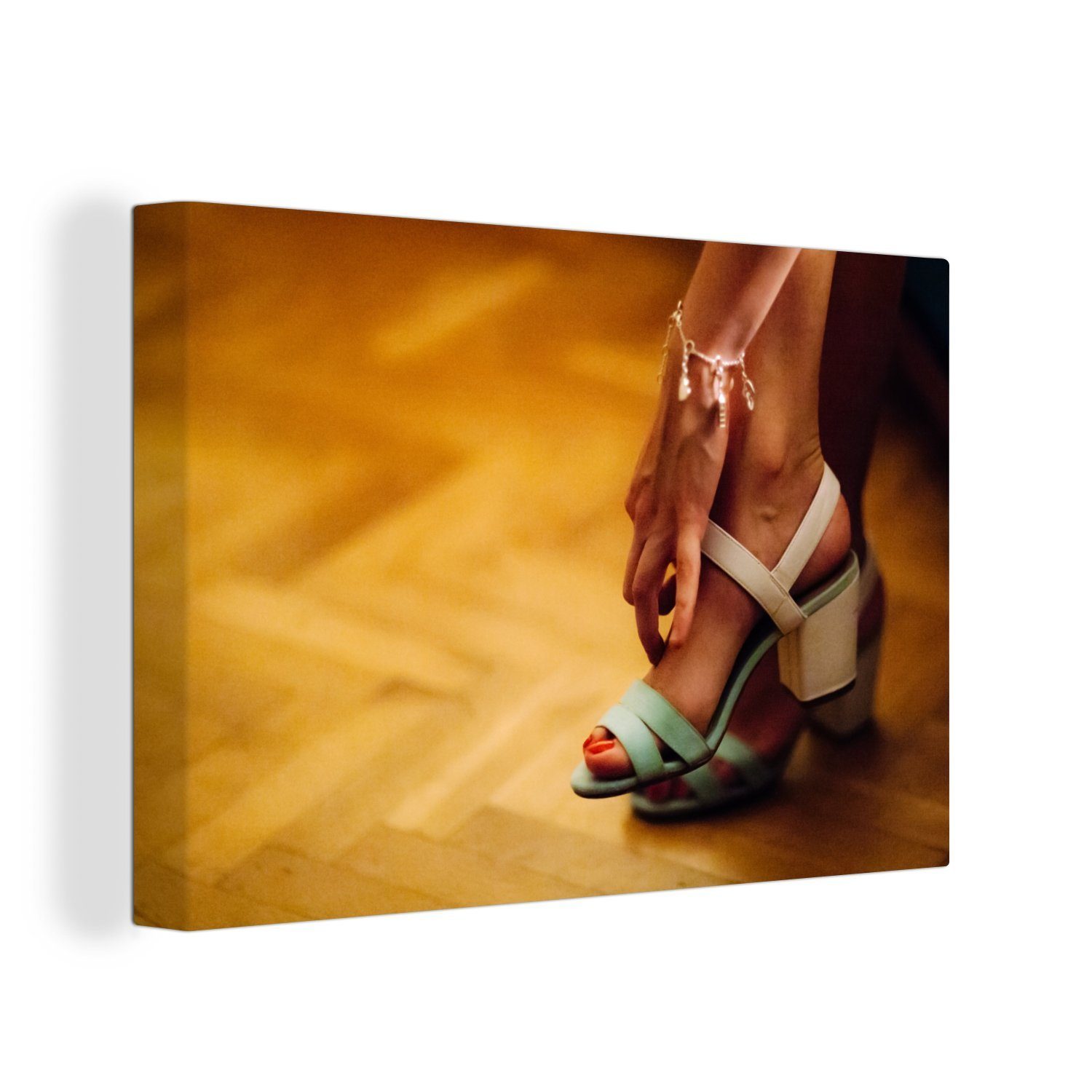 an, OneMillionCanvasses® Schuh Wandbild einen 30x20 St), Aufhängefertig, Frau mit zieht Leinwandbild Wanddeko, Absätzen (1 cm Leinwandbilder,
