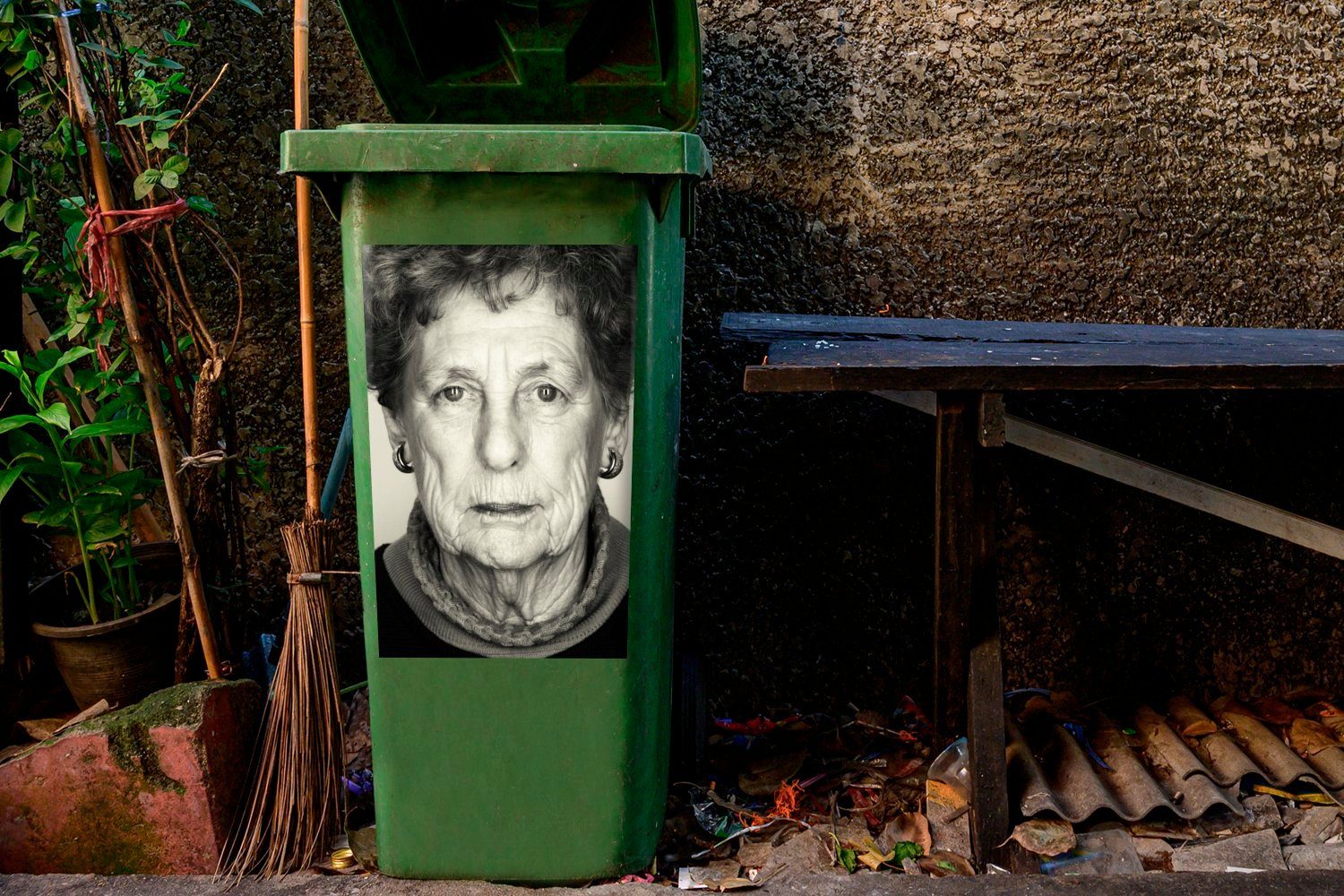 MuchoWow Wandsticker Frau Mülleimer-aufkleber, Container, St), wettergegerbten Sticker, Porträt alten einer (1 Abfalbehälter Mülltonne