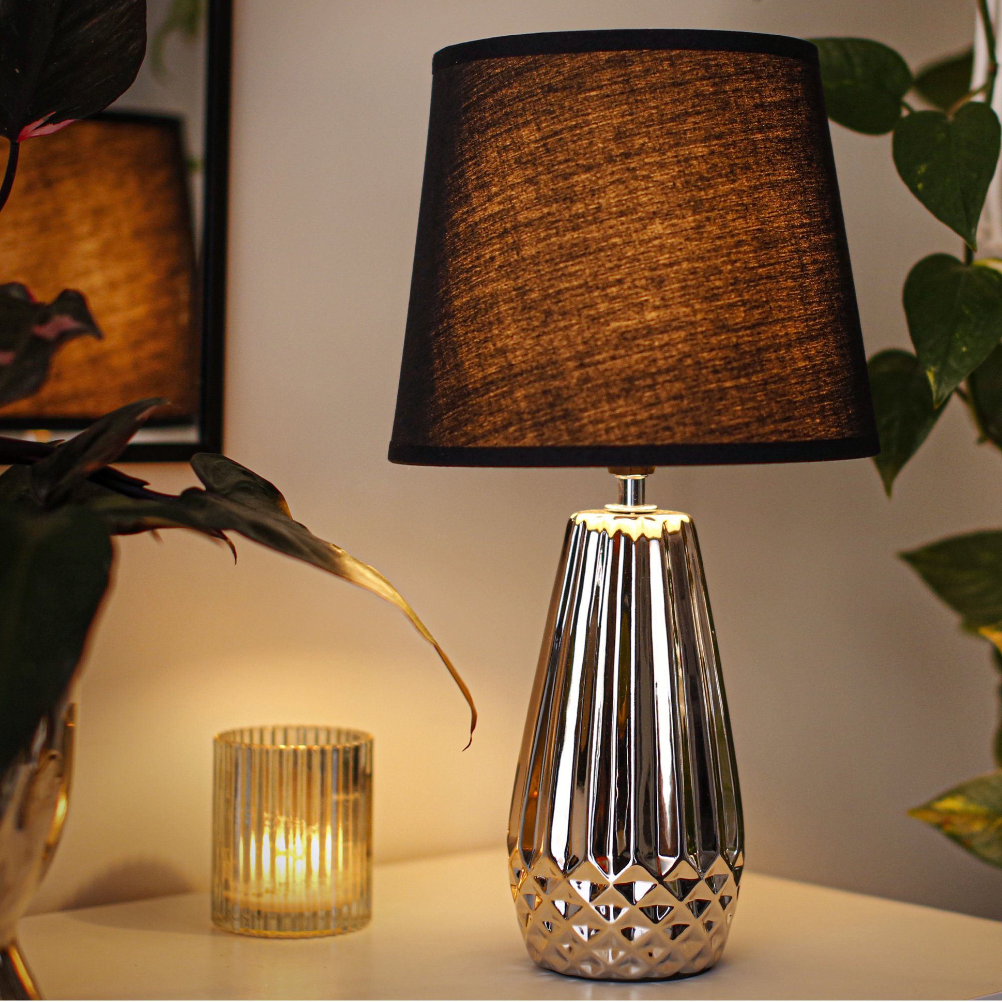 Konsimo Tischleuchte ERANA Tischlampe Nachttischlampe glänzend Keramik, Leuchmittel wechselbar, 1,5 m, E14 golden/schwarz