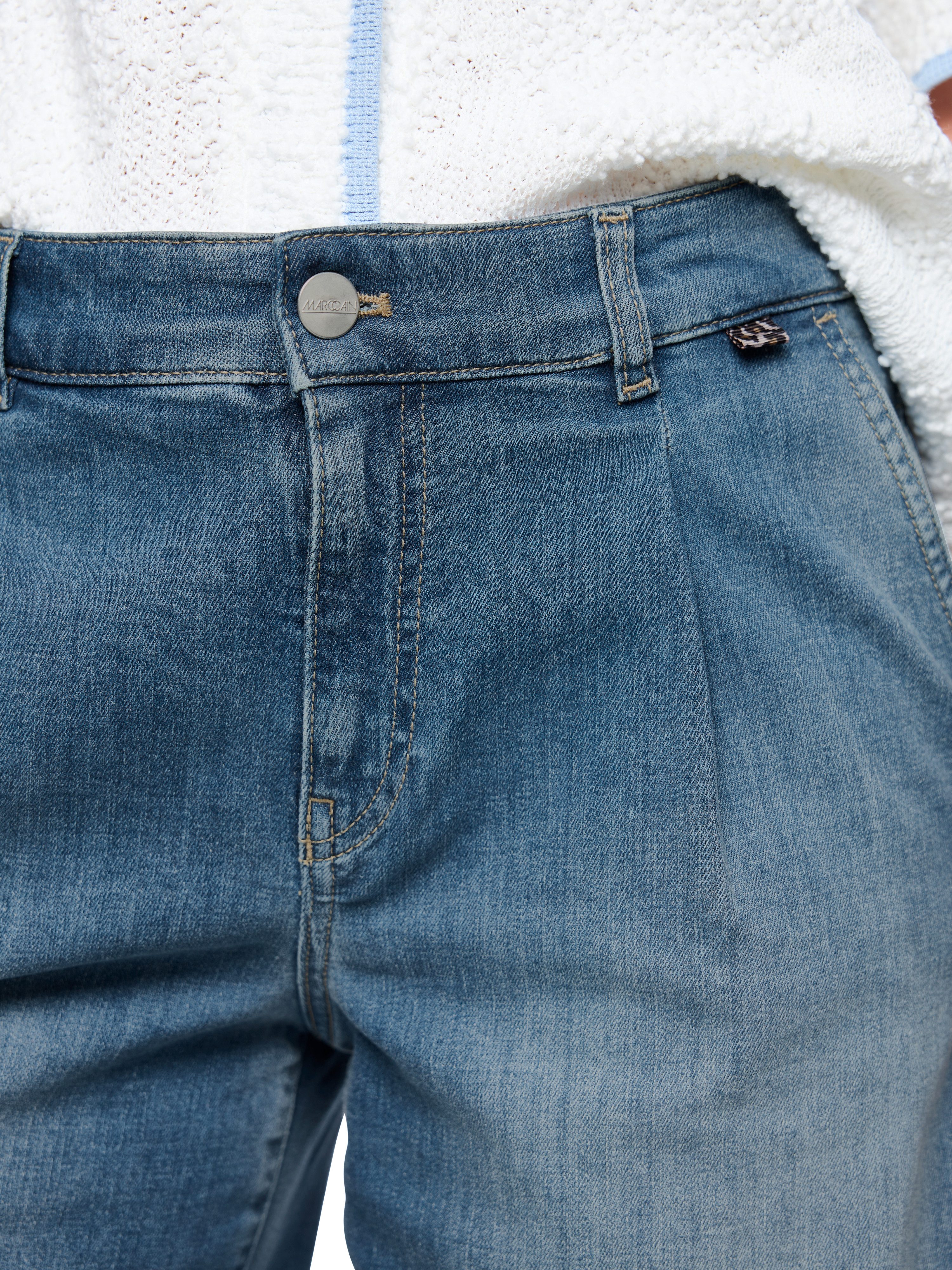 Marc Cain Jeansshorts Blazing Sun Premium Damenmode Model: WARANGAL aus Baumwollstretch