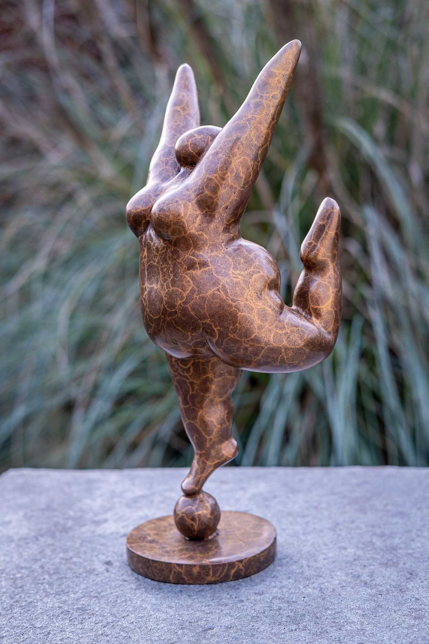 Die "Belle und Bronze-Skulptur Regen Dame Gartenfigur robust gegen IDYL Bronze Fette und patiniert. – in Fleur", Wachsausschmelzverfahren Bronze werden Langlebig von Frost, gegossen UV-Strahlung. IDYL Hand witterungsbeständig sehr in – Modelle –