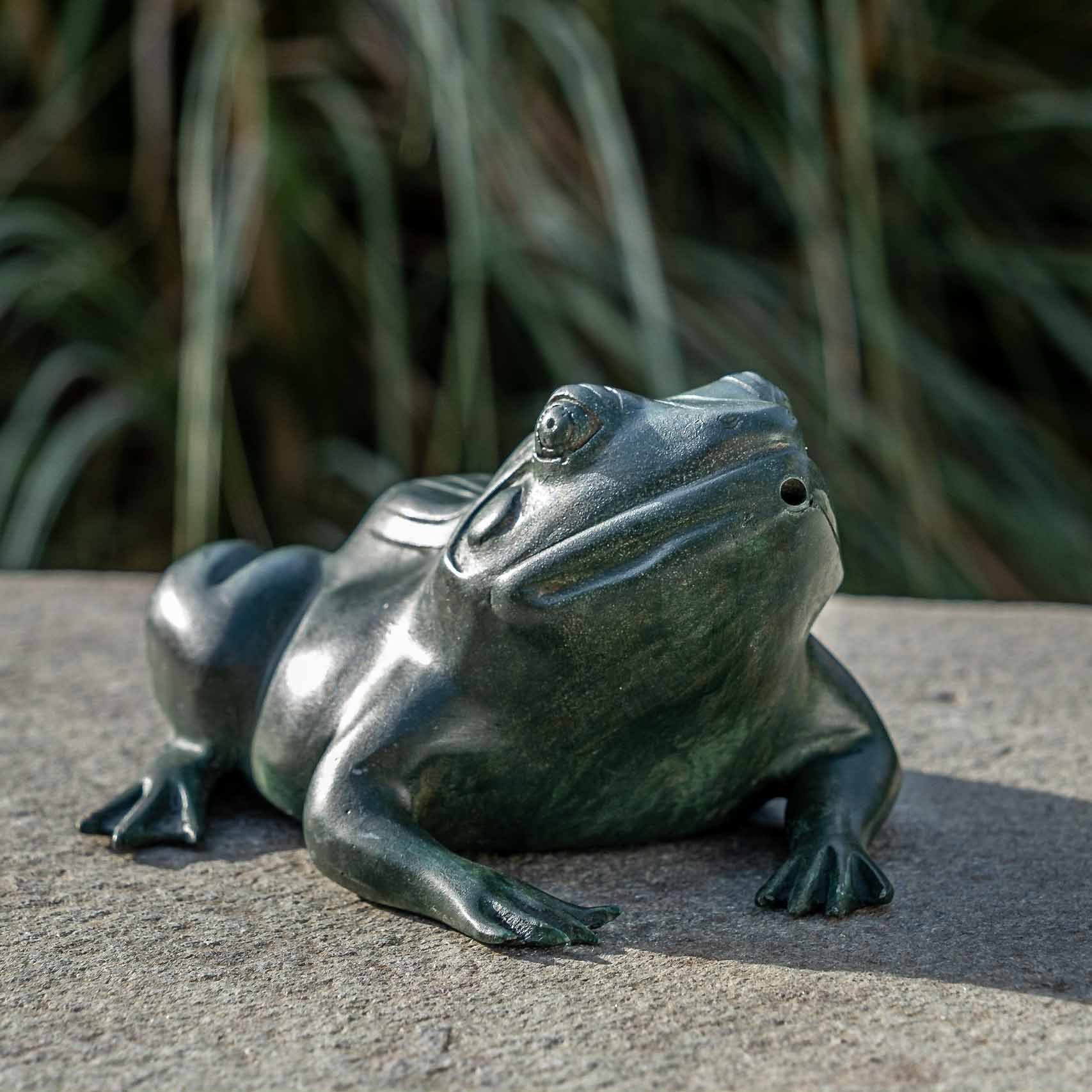 IDYL Gartenfigur IDYL Bronze-Skulptur Grüner Frosch wasserspeiend, Bronze – sehr robust – Langlebig – witterungsbeständig gegen Frost, Regen und UV-Strahlung. Die Modelle werden in Wachsausschmelzverfahren in Bronze gegossen und von Hand patiniert.