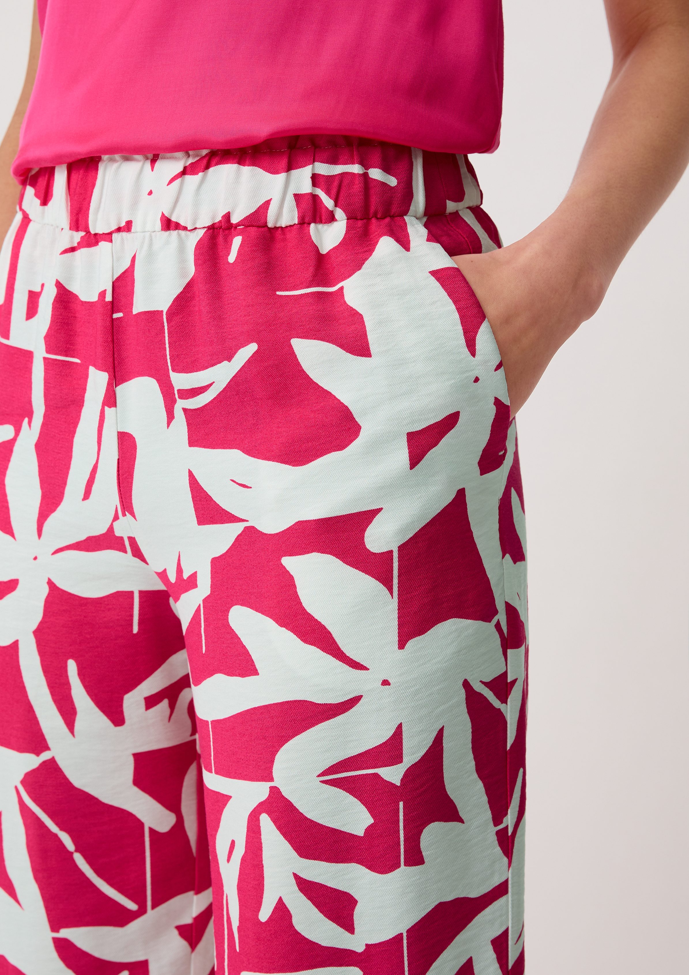 mit pink Allover-Print Stoffhose Loose: Hose Comma