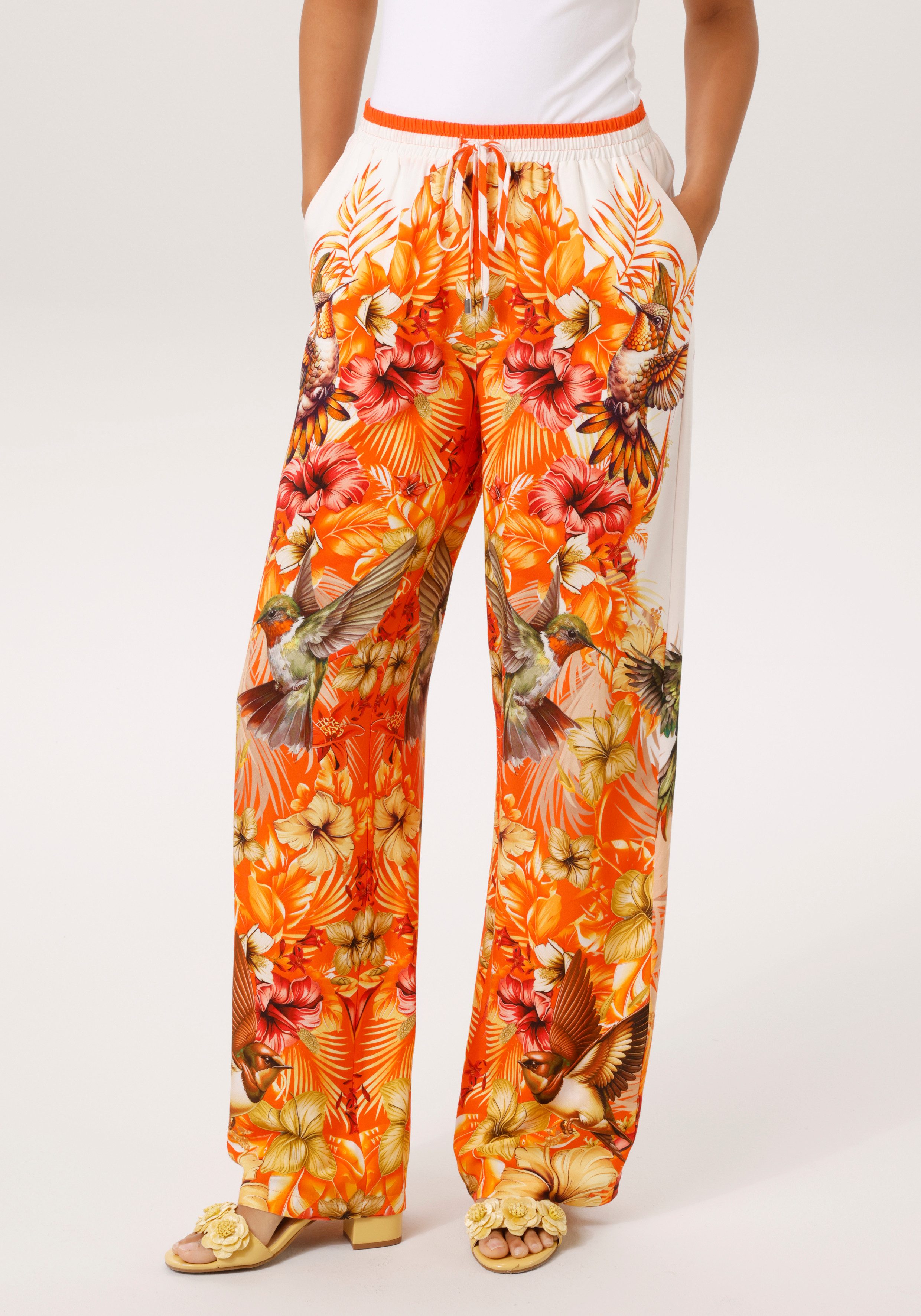 Aniston CASUAL Schlupfhose mit tropischen Vögeln, Blüten und Blättern bedruckt - NEUE KOLLEKTION. € 49,99, (€ 49,99 pro 1 Stk).