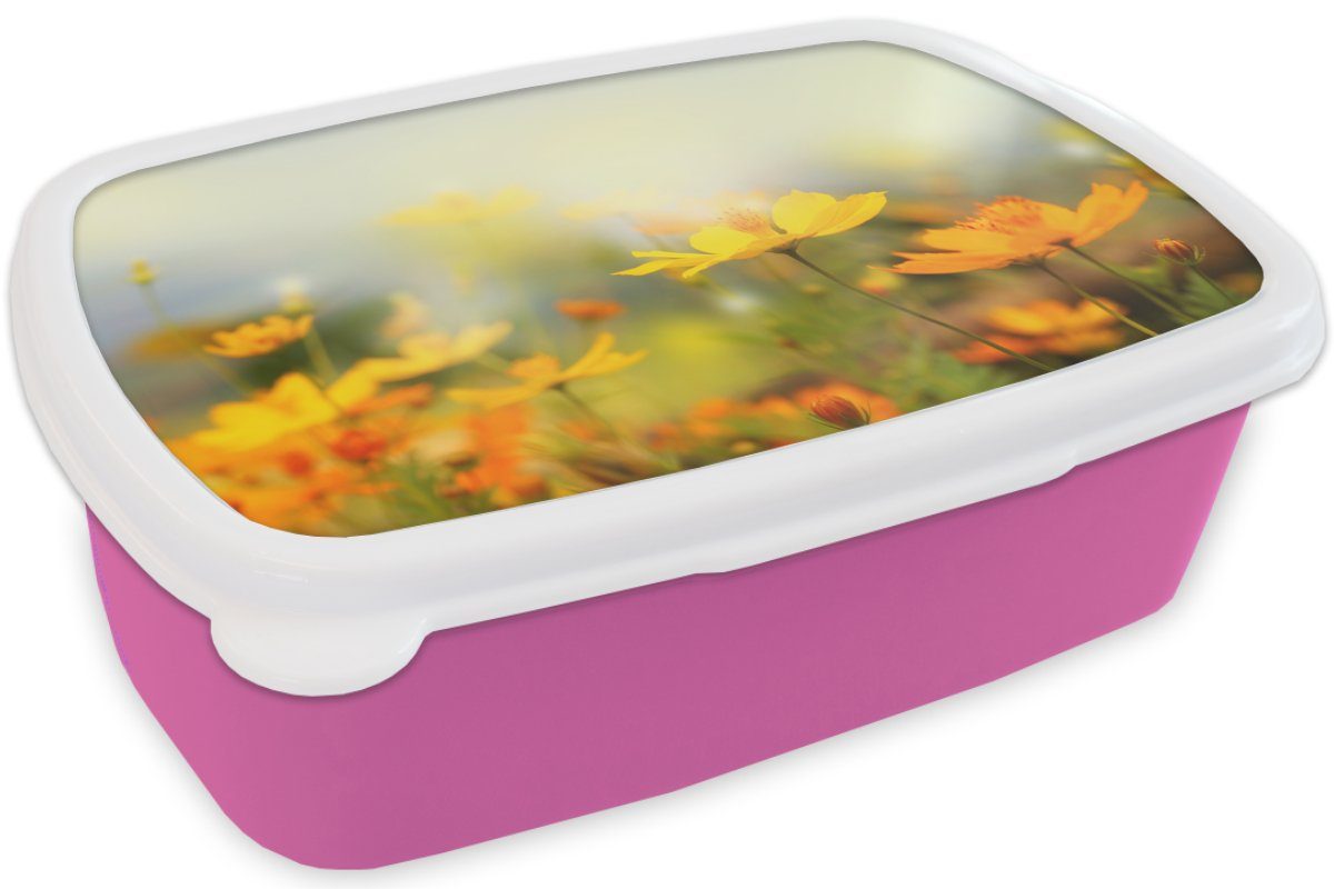 Mädchen, Erwachsene, Landschaft rosa Blumen - (2-tlg), Gelb, MuchoWow - für Kunststoff Brotdose Kinder, Brotbox Lunchbox Snackbox, Kunststoff,
