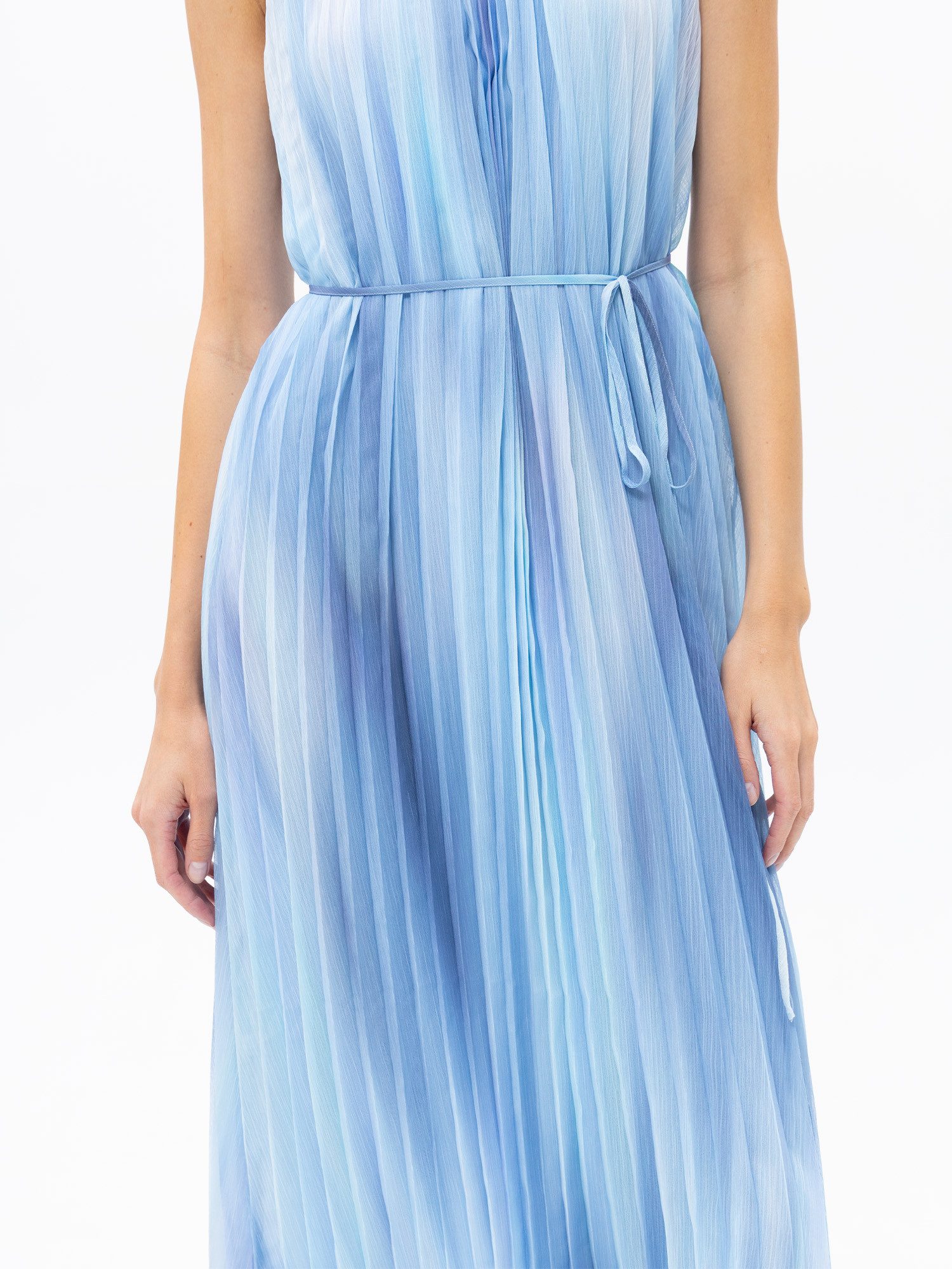 Passioni Sommerkleid in Blau und Plissé Plissiertes Sommerkleid mit blauem Farbverlauf