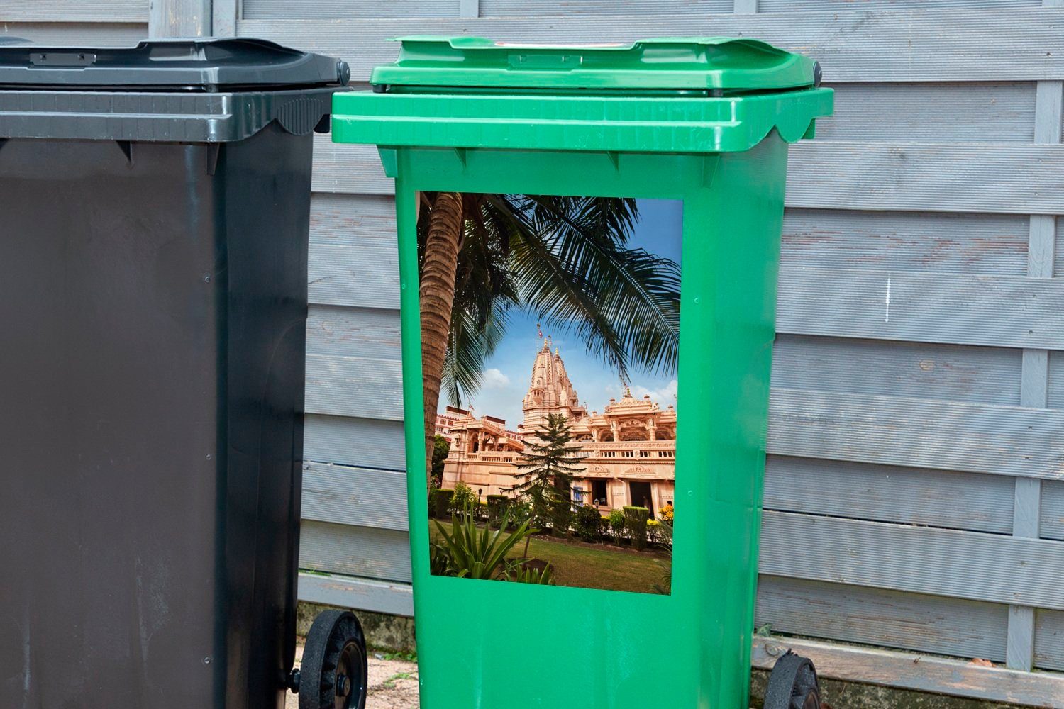 (1 berühmte Sticker, Der Container, Rajkot in St), Mülltonne, Indien in Mülleimer-aufkleber, Abfalbehälter Swaminarayan-Tempel MuchoWow Wandsticker