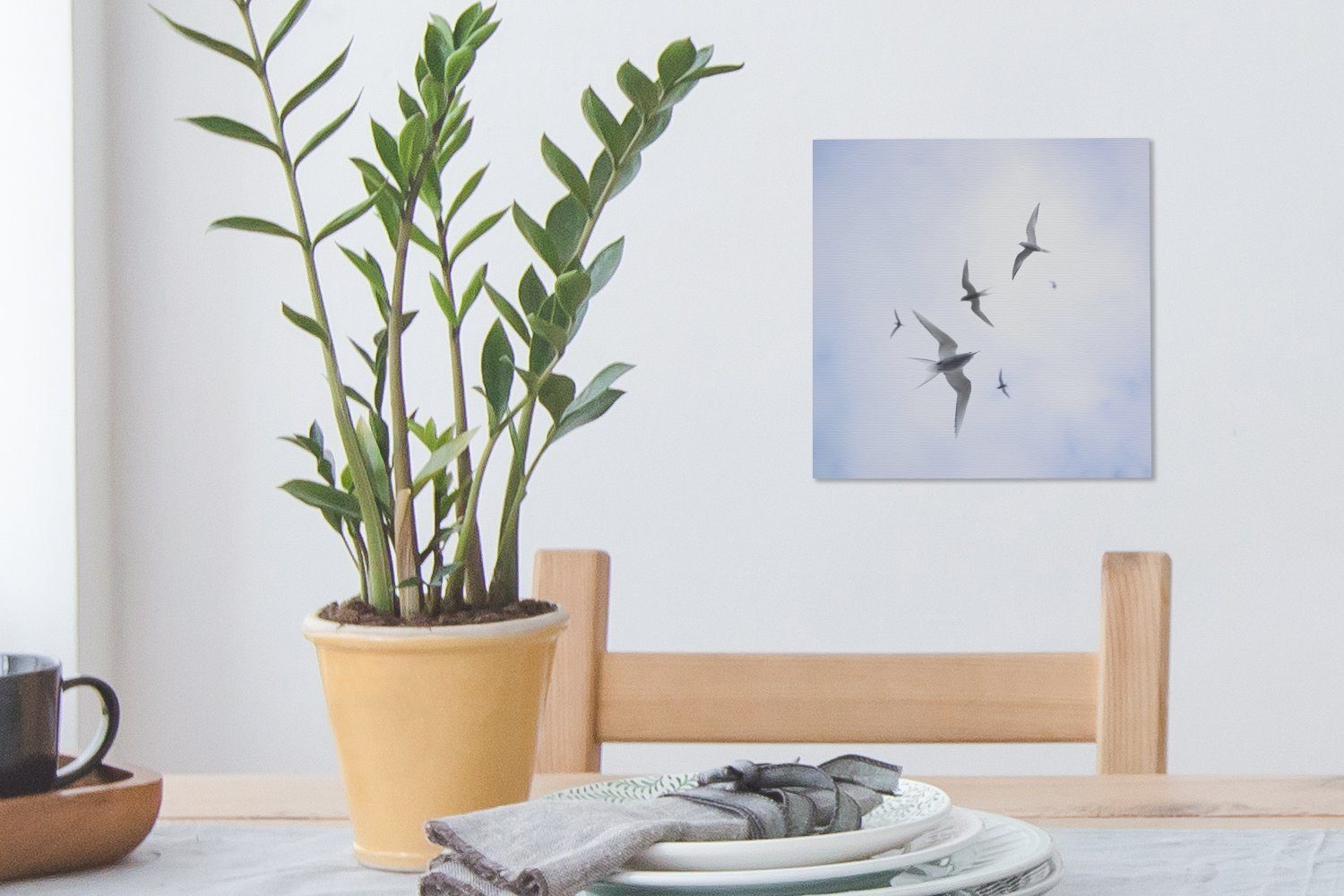 OneMillionCanvasses® Leinwandbild Küstenseeschwalben fliegen St), bewölktem Bilder für Schlafzimmer Wohnzimmer (1 Leinwand Himmel, bei