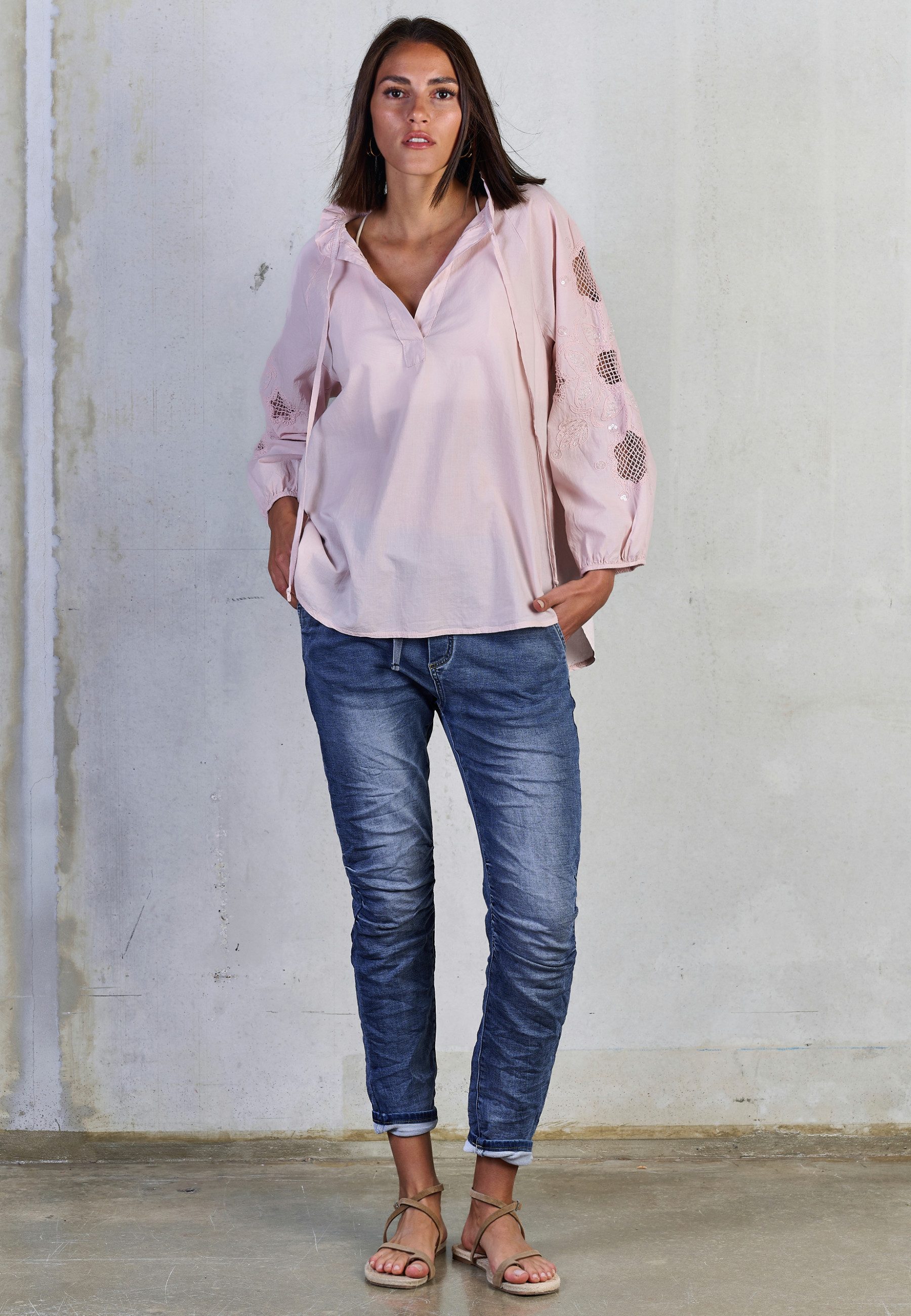 Andijamo-Fashion Langarmbluse LUNA LACE Aufwendige Stickereien mit Cut-Outs auf den Ärmeln