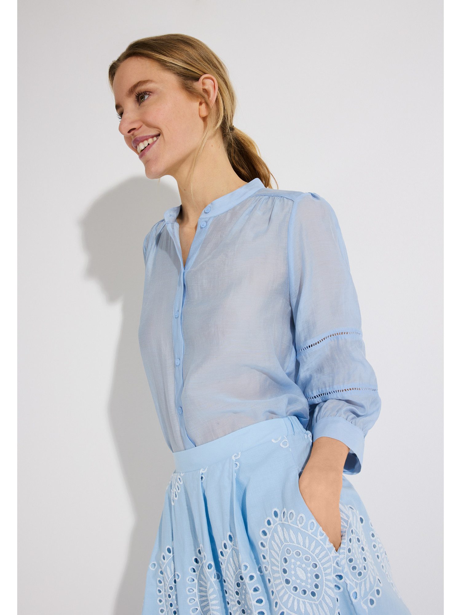 Klassische Bluse leicht transparente, glänzende Bluse