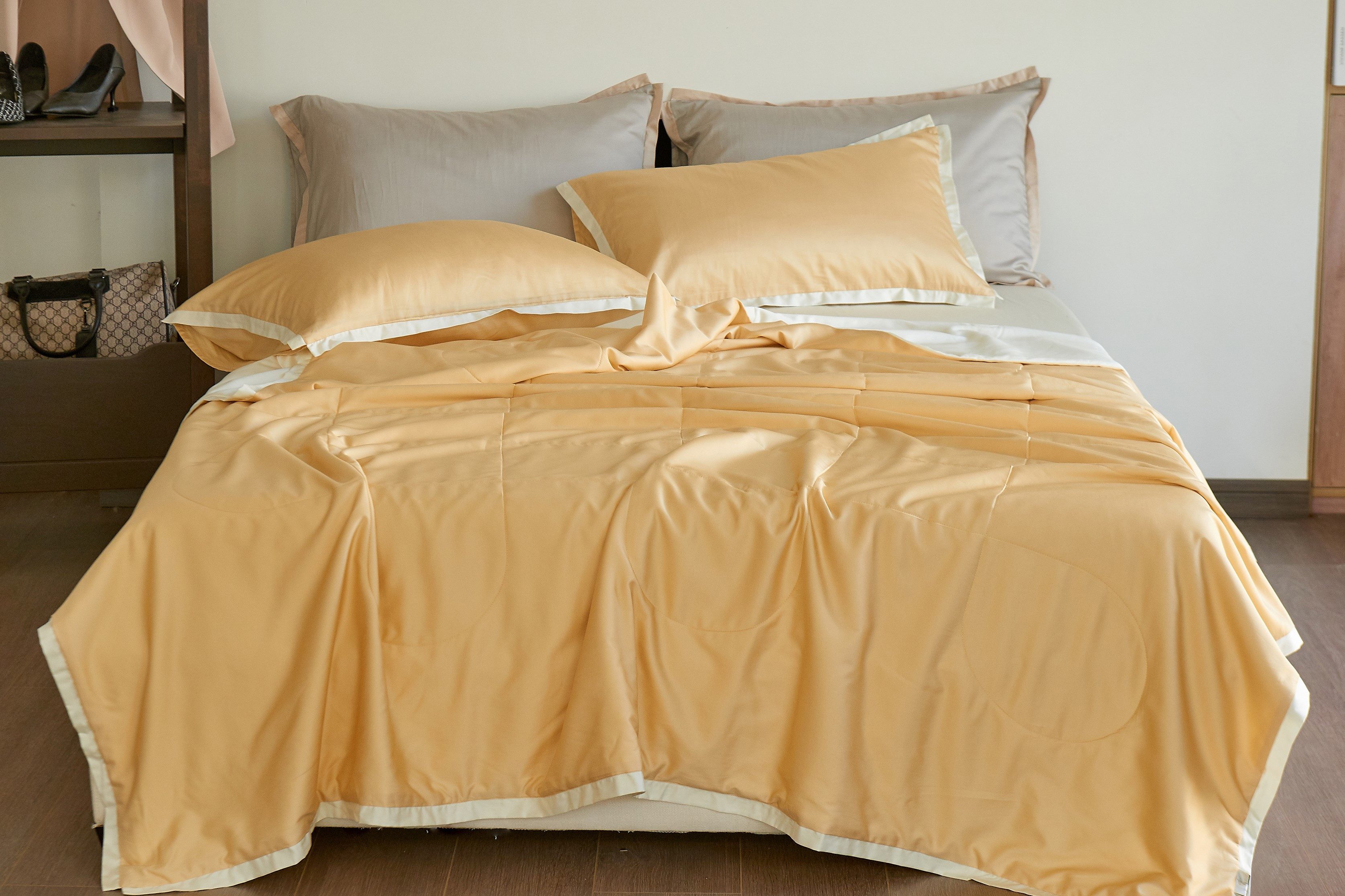 orignee Sommerbettdecke Seide Sommerdecke, Kuscheldecke „peony pavilion", 100% Seidenfüllung, Füllung: 100% Tusahseide, Kuscheldecke aus Seide. Geschmeidig und kuschelig.