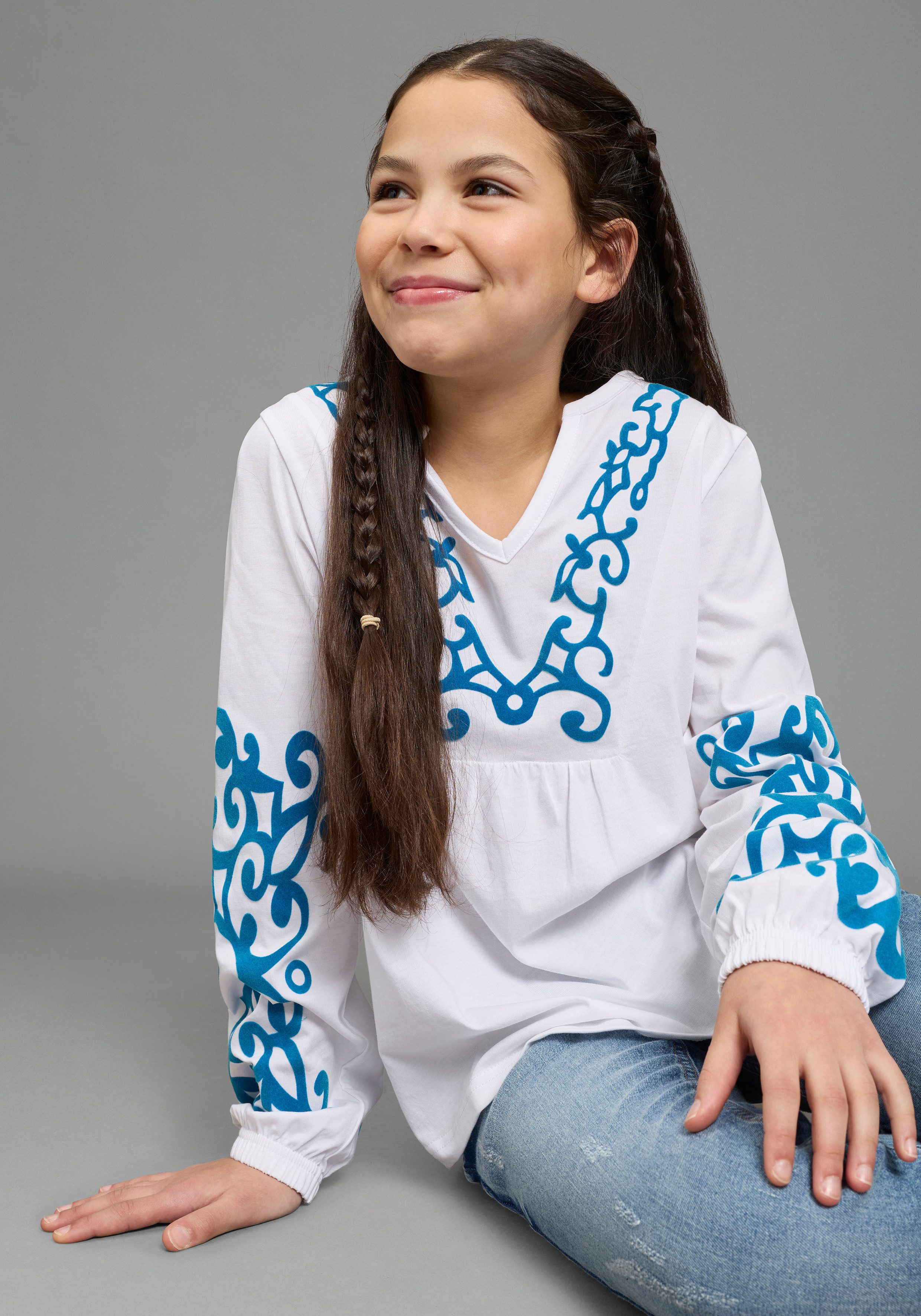 KangaROOS Langarmshirt Kangaroos Tunika-Shirt mit aufwendigem Druck mit V-Ausschnitt, Ärmel mit innenliegendem Gummizug, aus Baumwolle. € 26,99, (€ 26,99 pro 1 Stk).