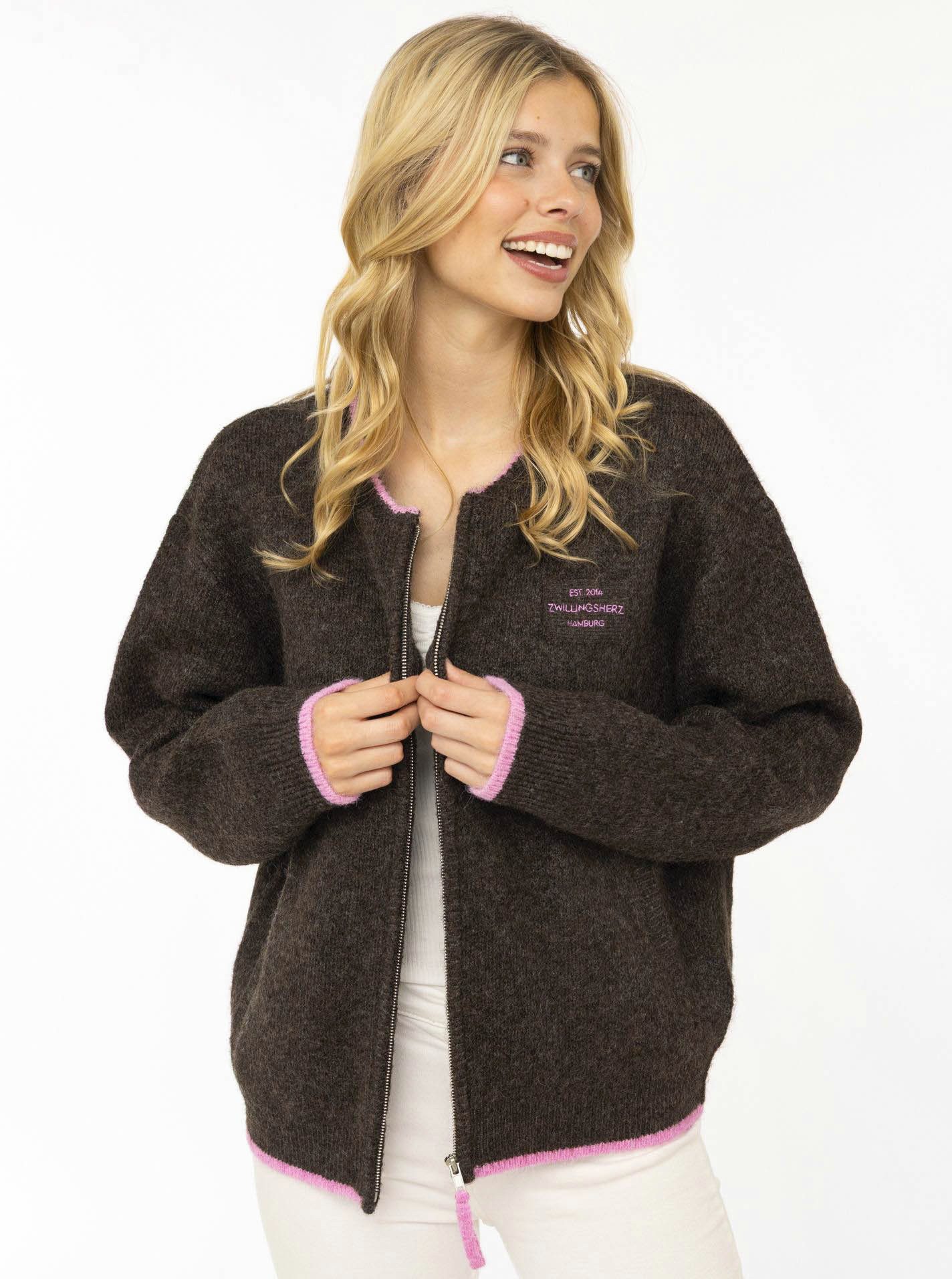 Zwillingsherz Strickjacke "ZH" mit Reißverschluss, Eingriffstaschen, Logopatch, farbige Kanten