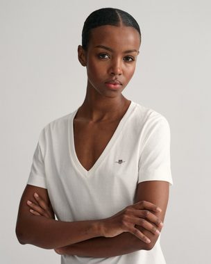 Gant T-Shirt REG SHIELD KA V-NECK T-SHIRT mit einer kleinen Logostickerei auf der Brust