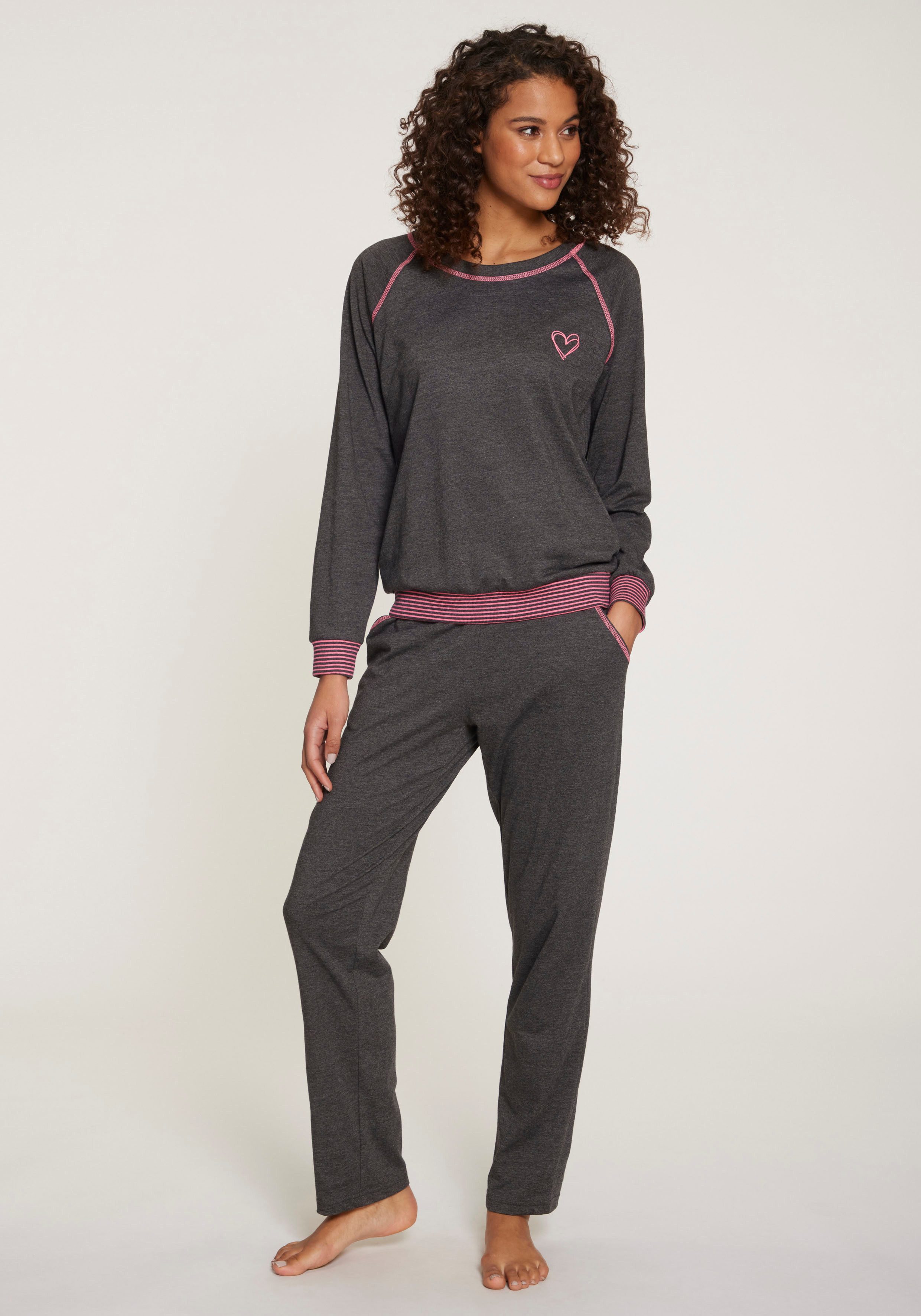 Vivance Dreams Pyjama (2 tlg) mit dekorativen Flatlock-Nähten in Neonfarben günstig online kaufen