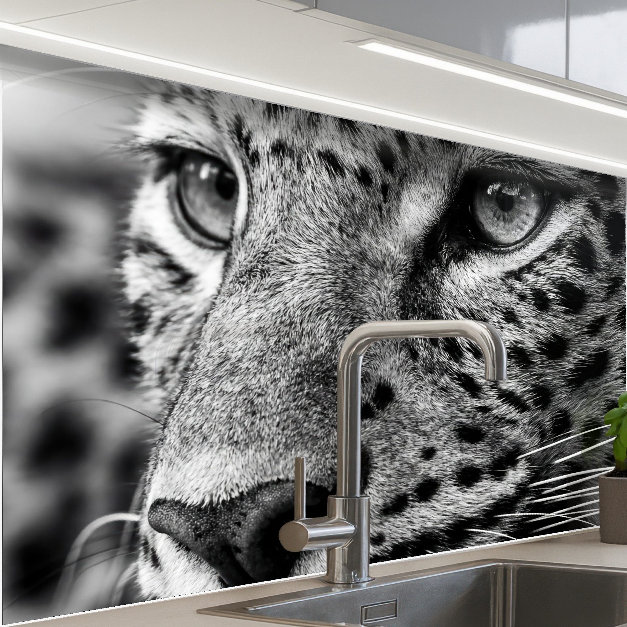KitchenYeah Küchenrückwand Muster selbstklebend (keine Folie) Leopard - Schwarz - Weiß - Auge, (1-tlg), Spritzschutz, Küche, Rückwand, Küchenwand, Küchenfront, 30x20 cm
