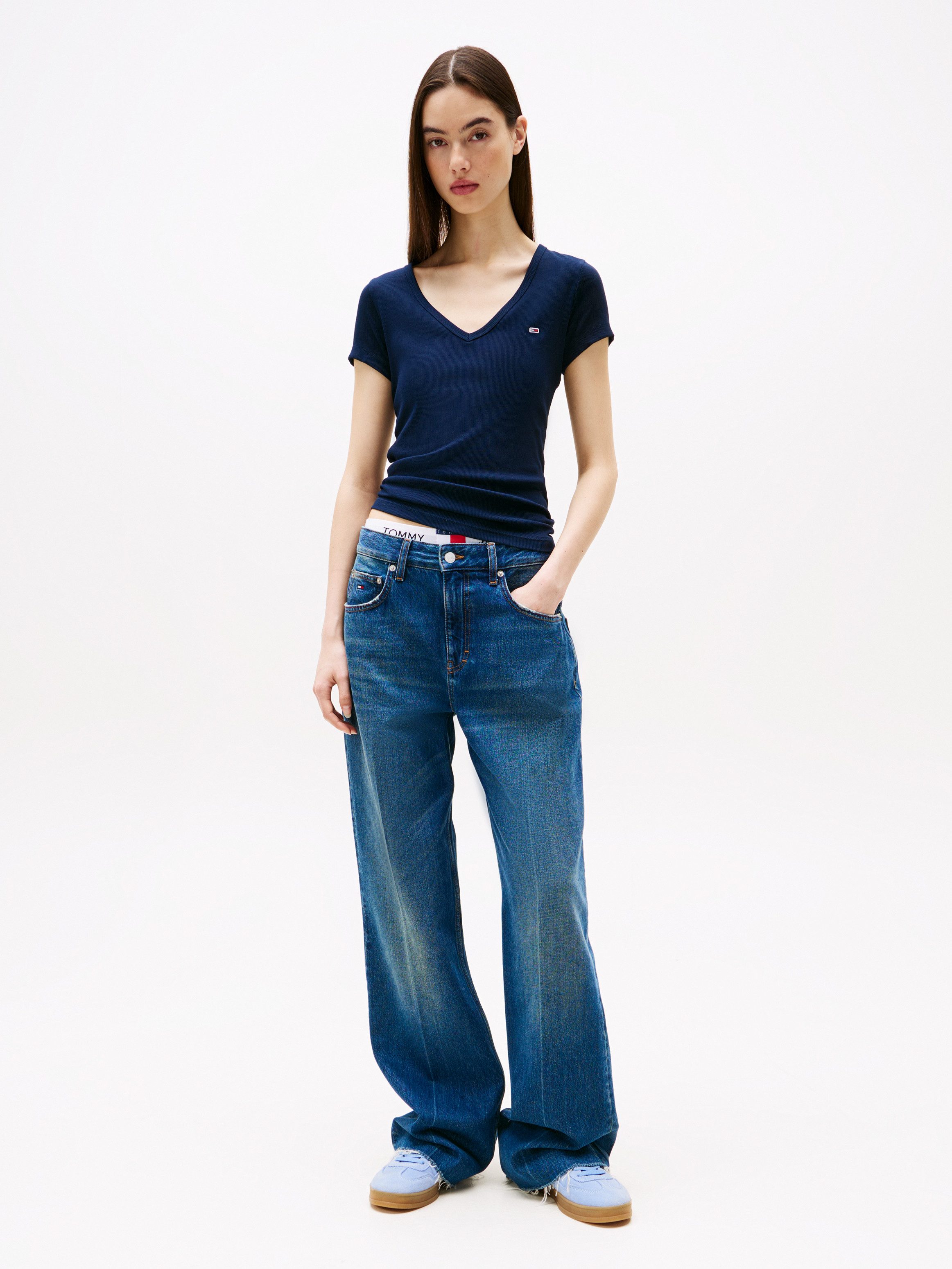 Tommy Jeans Kurzarmshirt TJW SLIM ESSENTIAL RIB V SHORT SLEEVE mit gerippter Struktur, V-Ausschnitt, Slim Fit