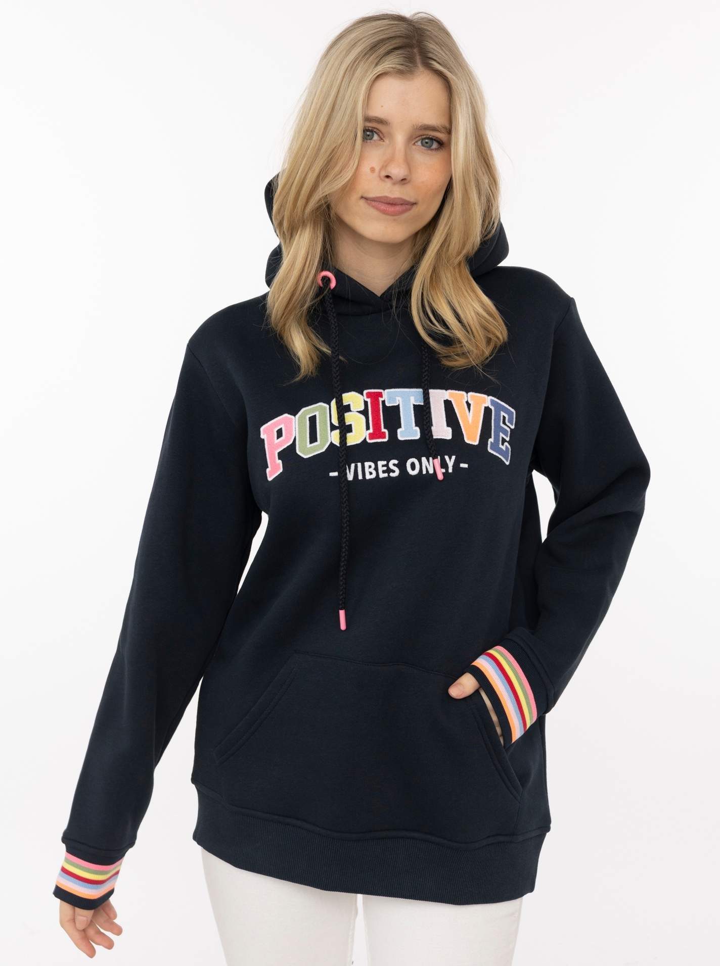 Zwillingsherz Hoodie "POSITIVE" buntes Sticklogo und gestreifte Ärmelbündchen, Kapuze, Kängurutasche
