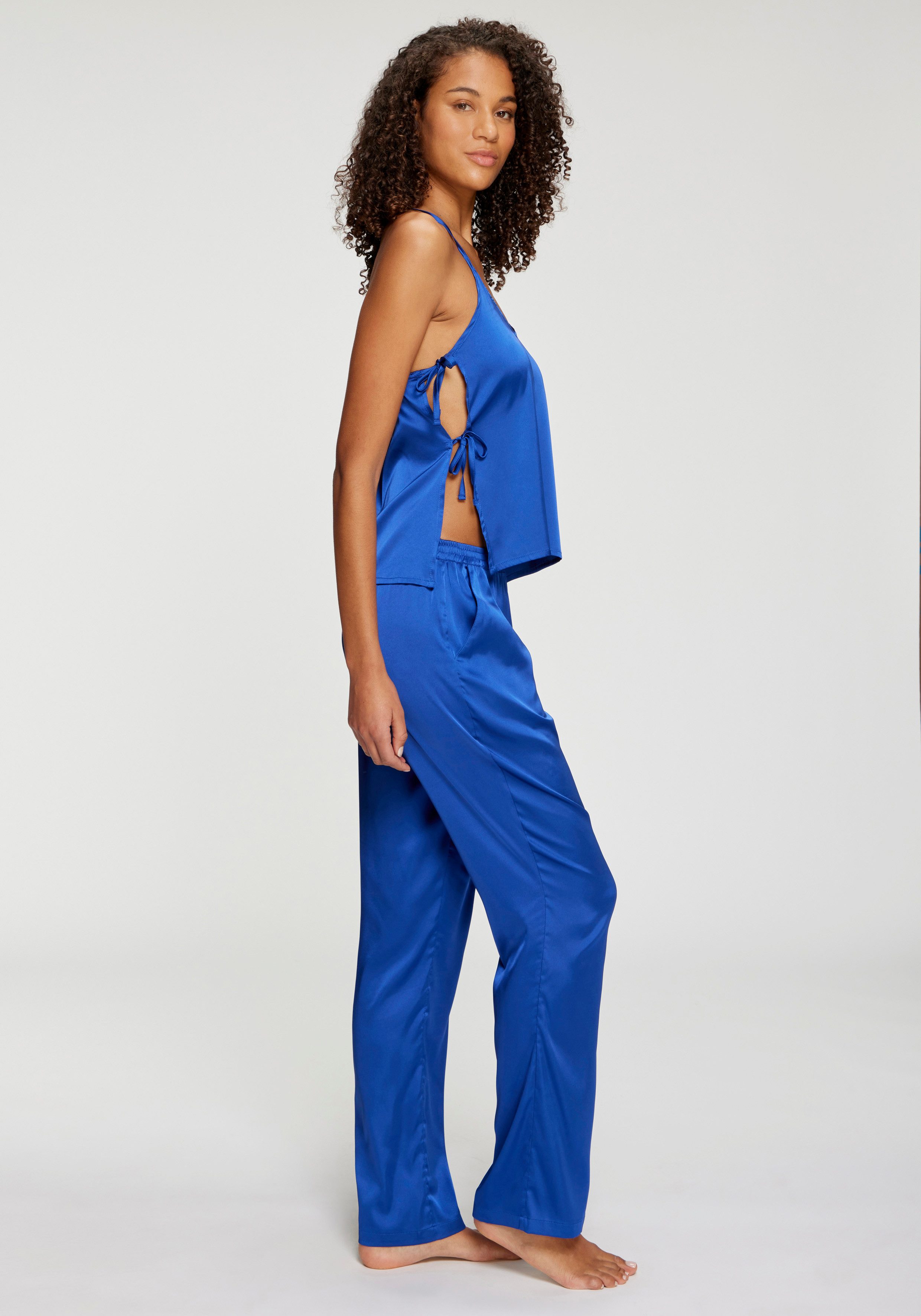 LASCANA Pyjama (Set, 2 tlg) mit seitlichen Bändern zum Verschließen. Reduzierter Preis € 69,99. Unverbindliche Preisempfehlung € 79,99