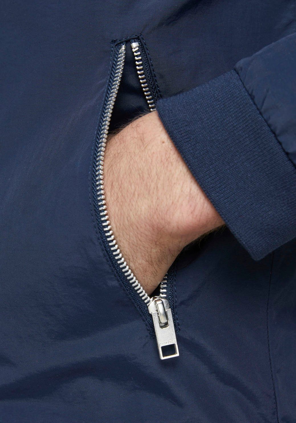 Jack & Jones Blouson JJERUSH mit Stehkragen und Reißverschlusstaschen unifarben, modisch, regular fit, Polyester