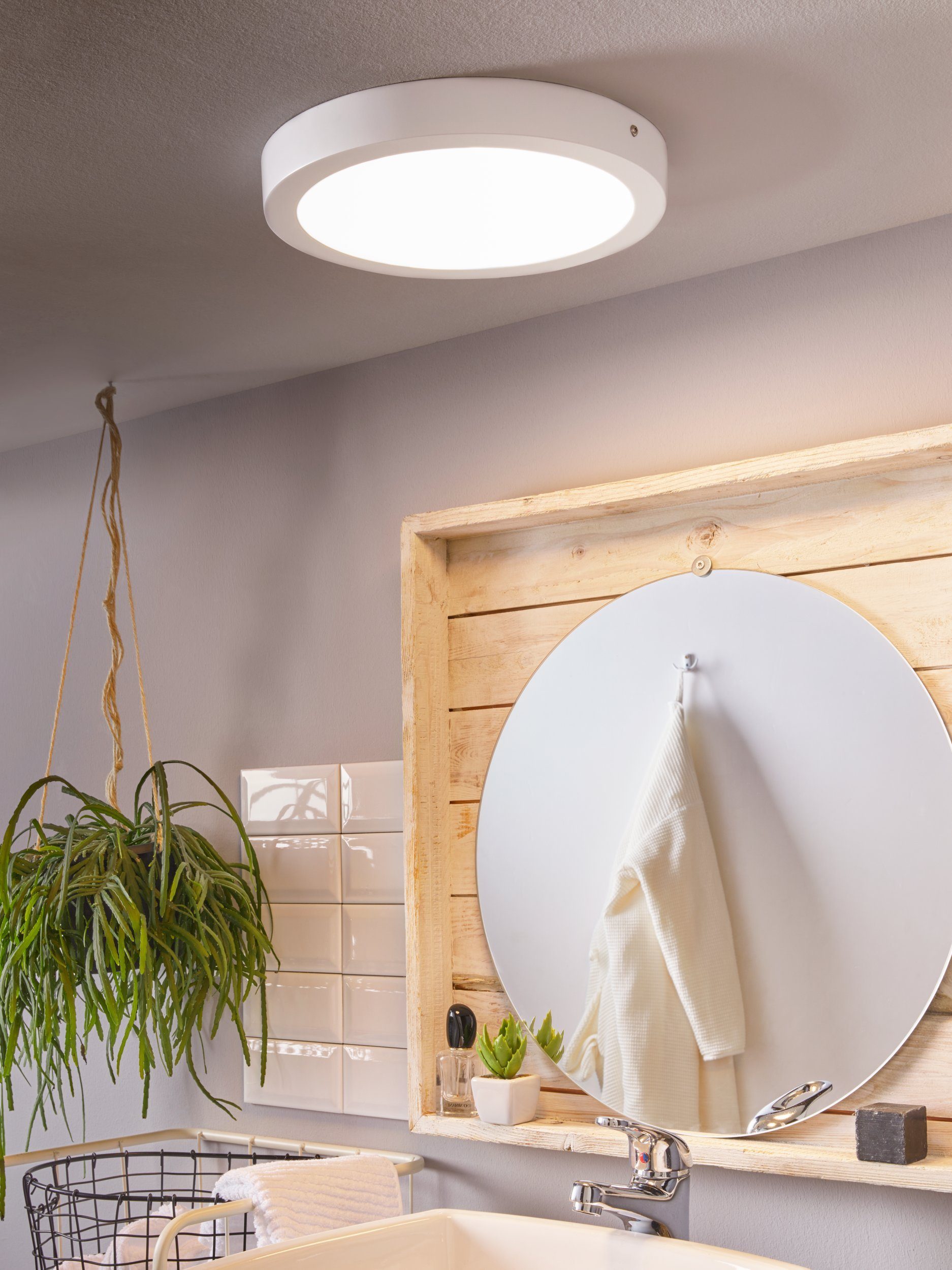 EGLO Aufbauleuchte Fueva 1, Leuchtmittel inklusive, Deckenlampe, Metallguss und Kunststoff, Weiß, Ø30 cm, warmweiß, IP44