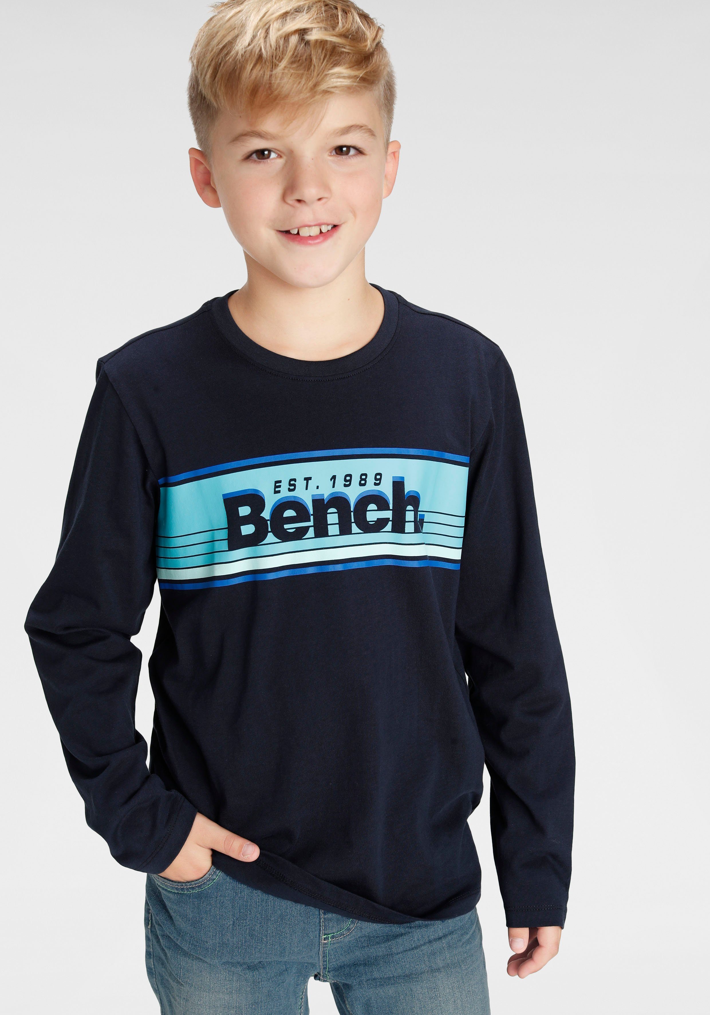 Bench. modischem mit Langarmshirt Logodruck