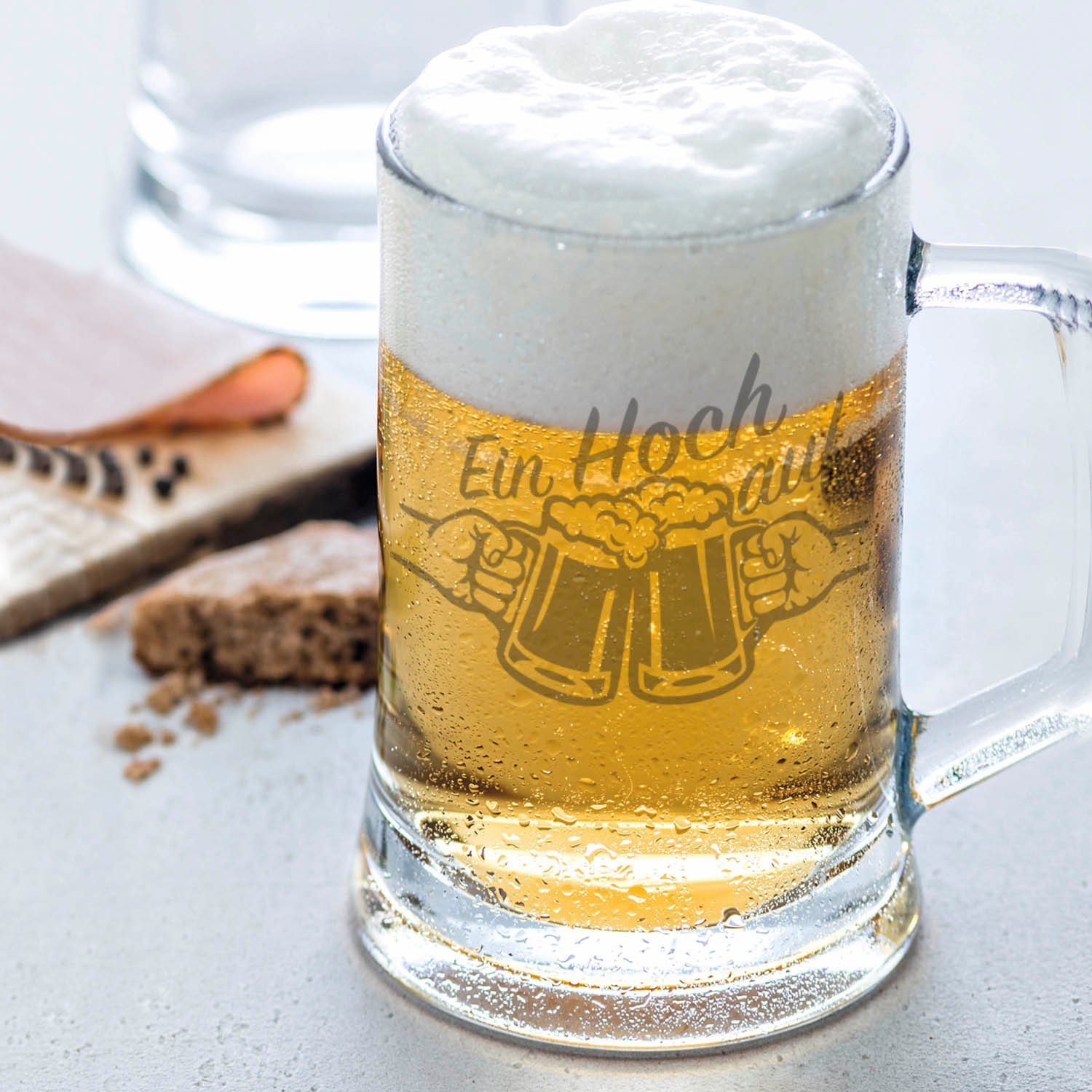 GRAVURZEILE Bierkrug Montana Bierkrug mit Gravur "Ein Hoch auf", Glas, Bierseidel als Geschenk für Bierkenner zum Oktoberfest oder Geburtstag