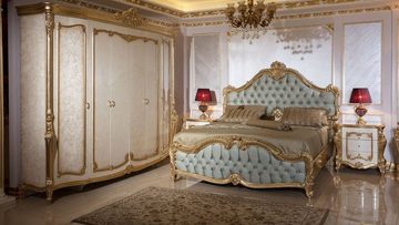 Casa Padrino Bett Schlafzimmer Set Hellblau / Weiß / Beige / Gold - 1 Doppelbett mit Kopfteil & 2 Nachtkommoden - Schlafzimmer Möbel im Barockstil - Edel & Prunkvoll