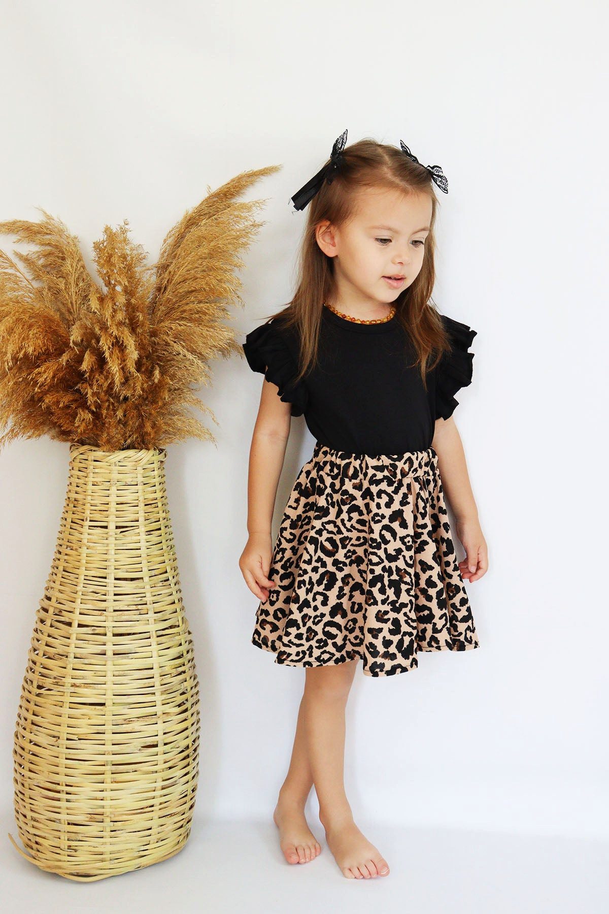 Sommerkleid Kurzärmeliges Kleid mit Leopardenmuster, Rüschensaum und Haarspange