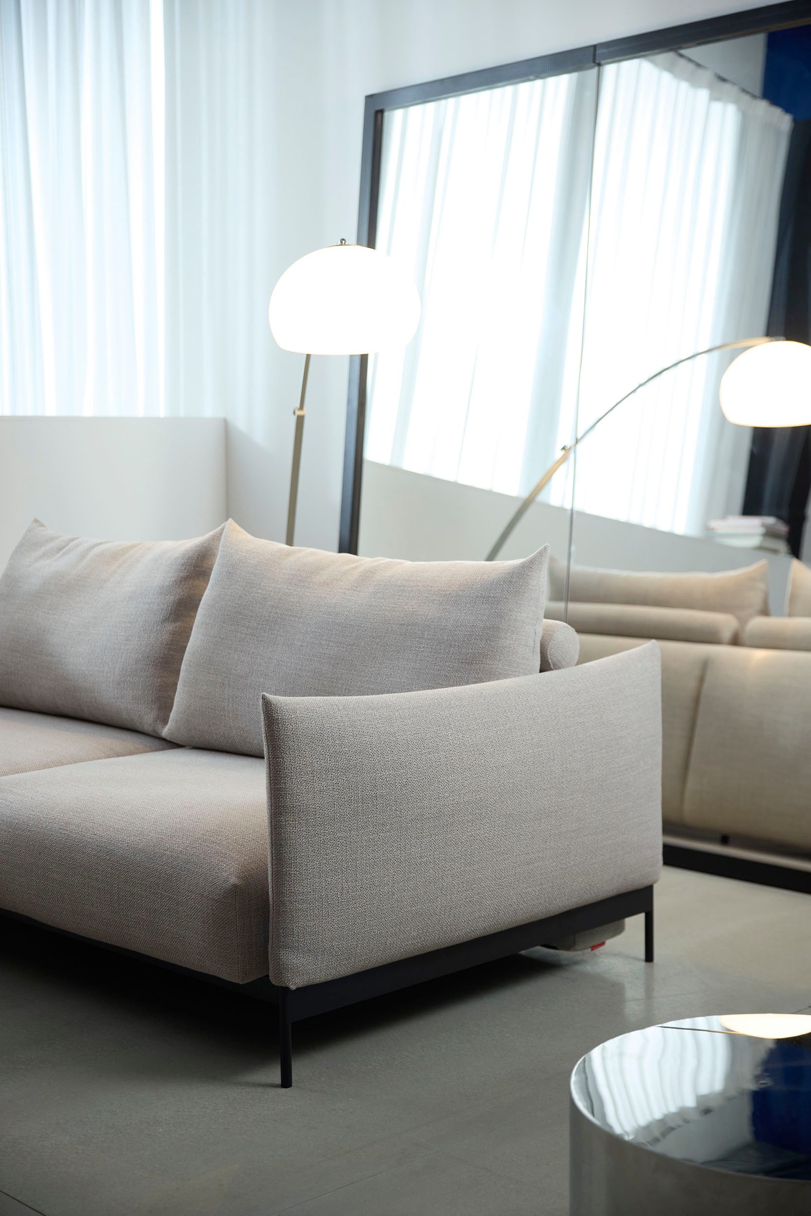 INNOVATION LIVING ™ Schlafsofa MALLOY, Sofa mit Funktion - komfortabel & bequem, modernes Design, hohe Rückenlehne, schmale Armlehnen, inklusive Bettaufbewahrung