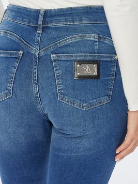 Sarah Kern Bootcut-Jeans Schlaghose koerpernah mit kunstvollen Farbspritzern