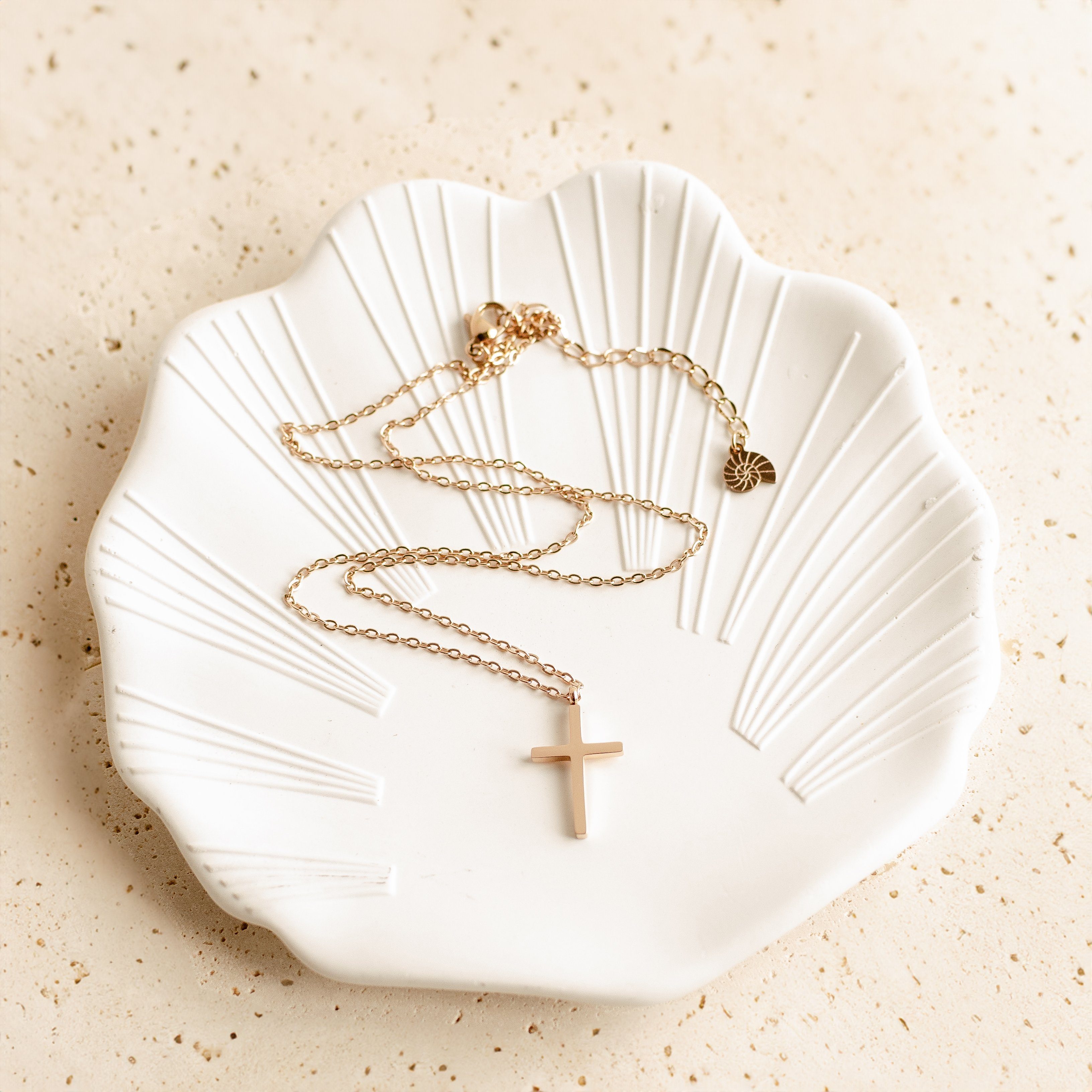 Hey Happiness Kreuzkette mit Anhänger Kreuz, wasserfest, Elegante Damen Halskette in 2 Längen, vergoldet