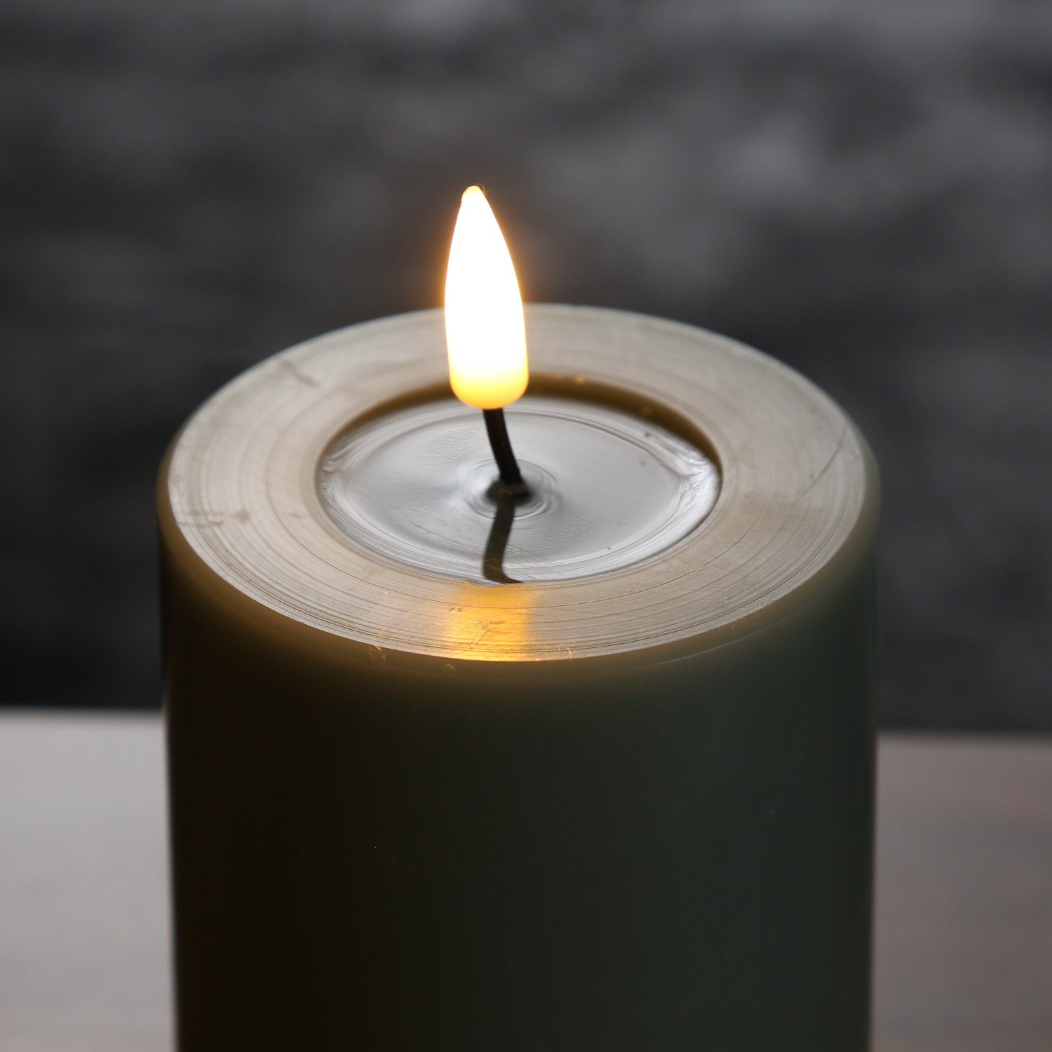 Deluxe Homeart LED-Kerze Mia Deluxe Echtwachs flackernde Flamme H: 10cm D: 7,5cm salbeigrün (1-tlg)