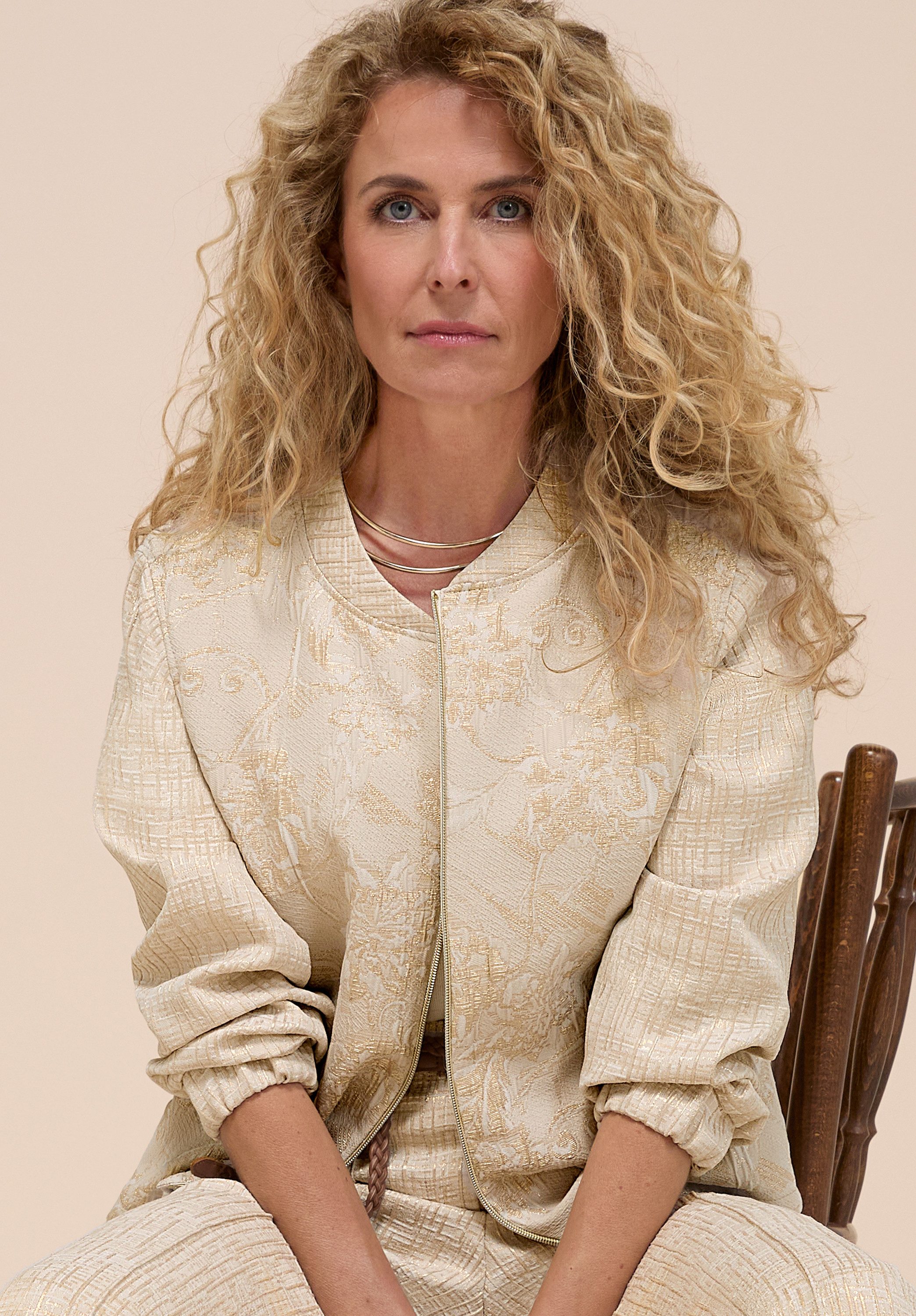 bianca Kurzjacke RACHEL in matt glänzendem eingewebten Muster