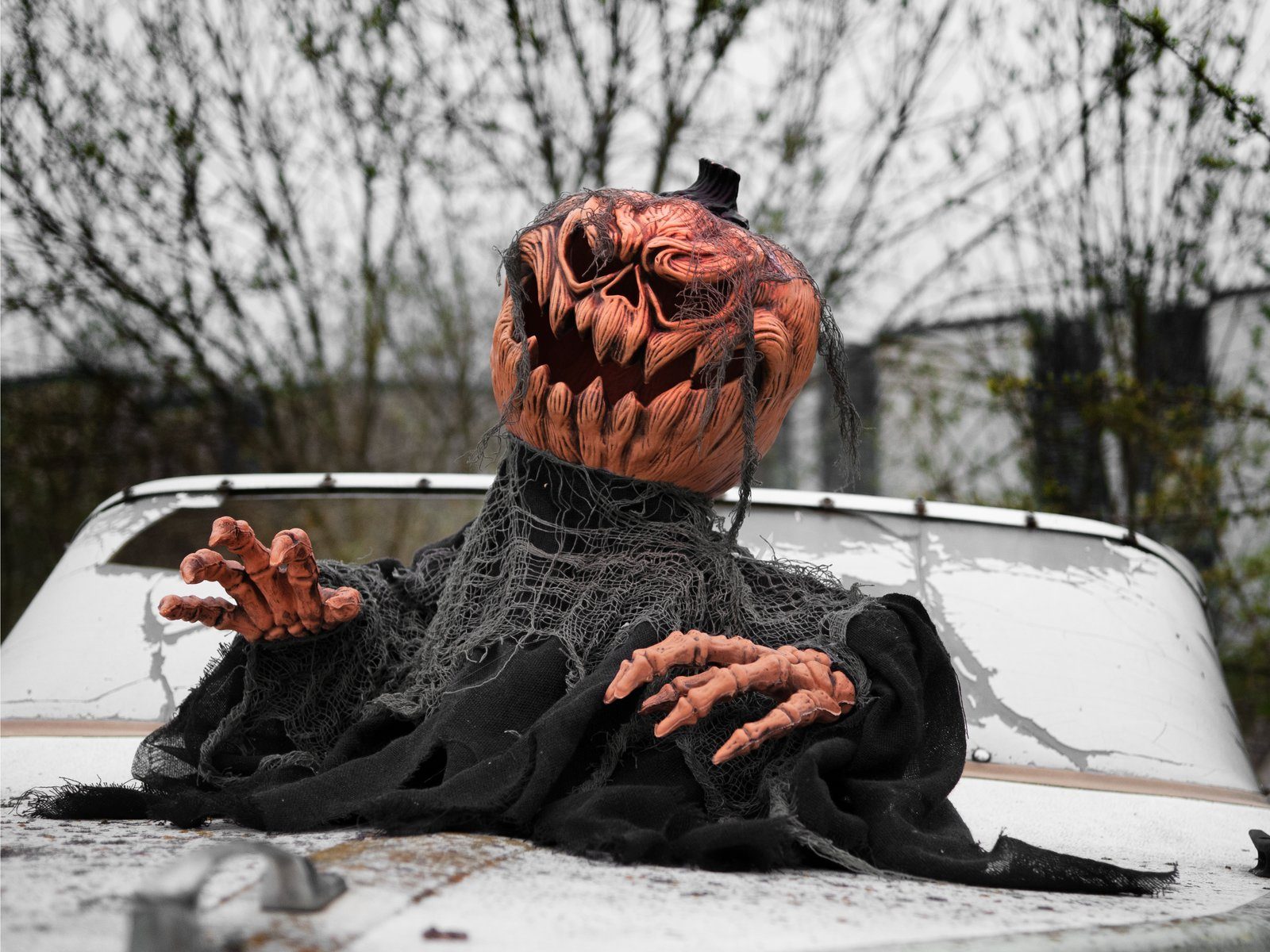 SATISFIRE Dekofigur Kürbismonster - bewegte 50cm Halloween Figur mit Licht und Geräuschen