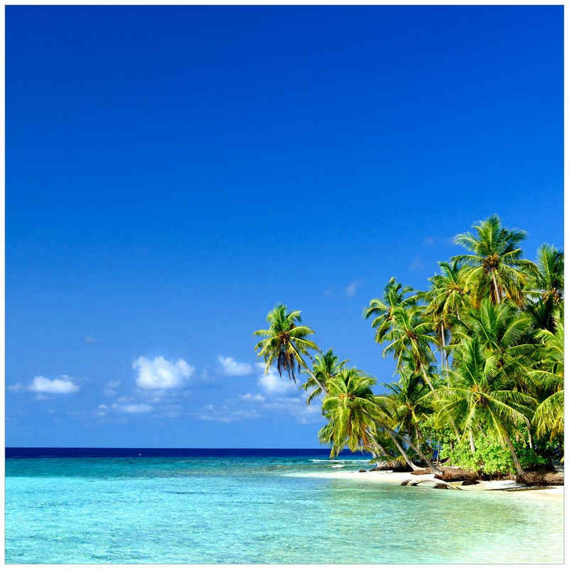 Wallario Glasbild, Blauer Himmel weißer Strand Palmen und das tiefblaue Meer, in verschiedenen Ausführungen