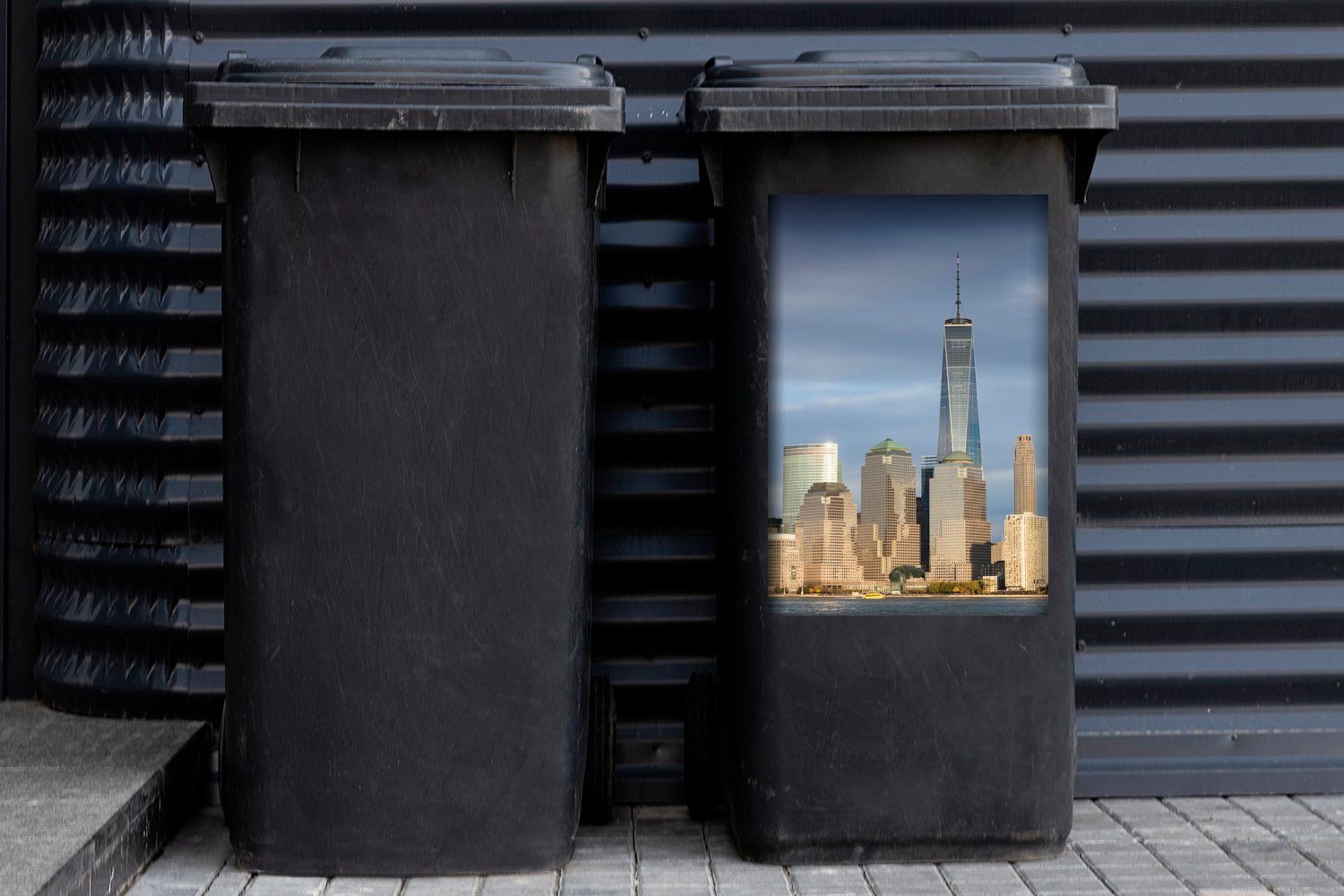 MuchoWow Wandsticker Container, (1 Die St), unter Sticker, Skyline Mülleimer-aufkleber, New mit von Trade dem Mülltonne, Abfalbehälter Center einem World One York