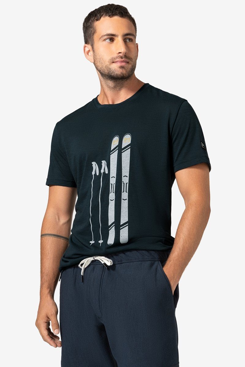 SUPER.NATURAL Print-Shirt Merino T-Shirt M SKIING GEAR TEE feinster Merino-Materialmix Blueberry/Vapor Grey/Gold Flake | T-Shirts