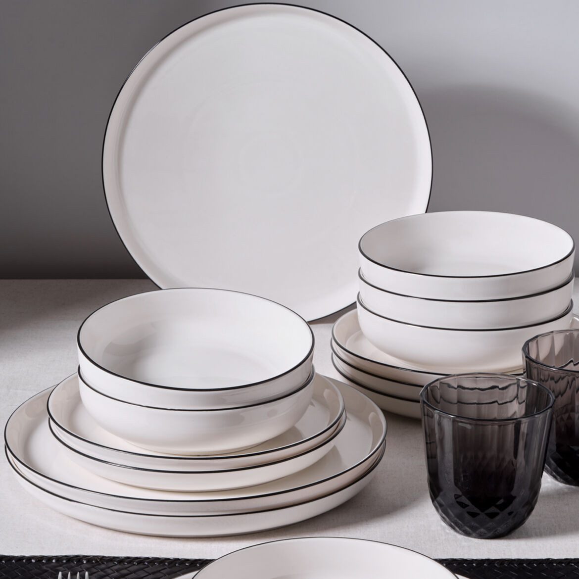 GÜRAL Porselen Tafelservice BILBAO (12-tlg), 4 Personen, Porzellan, Cremefarben, schwarzer Rand, robustes Bone Porzellan