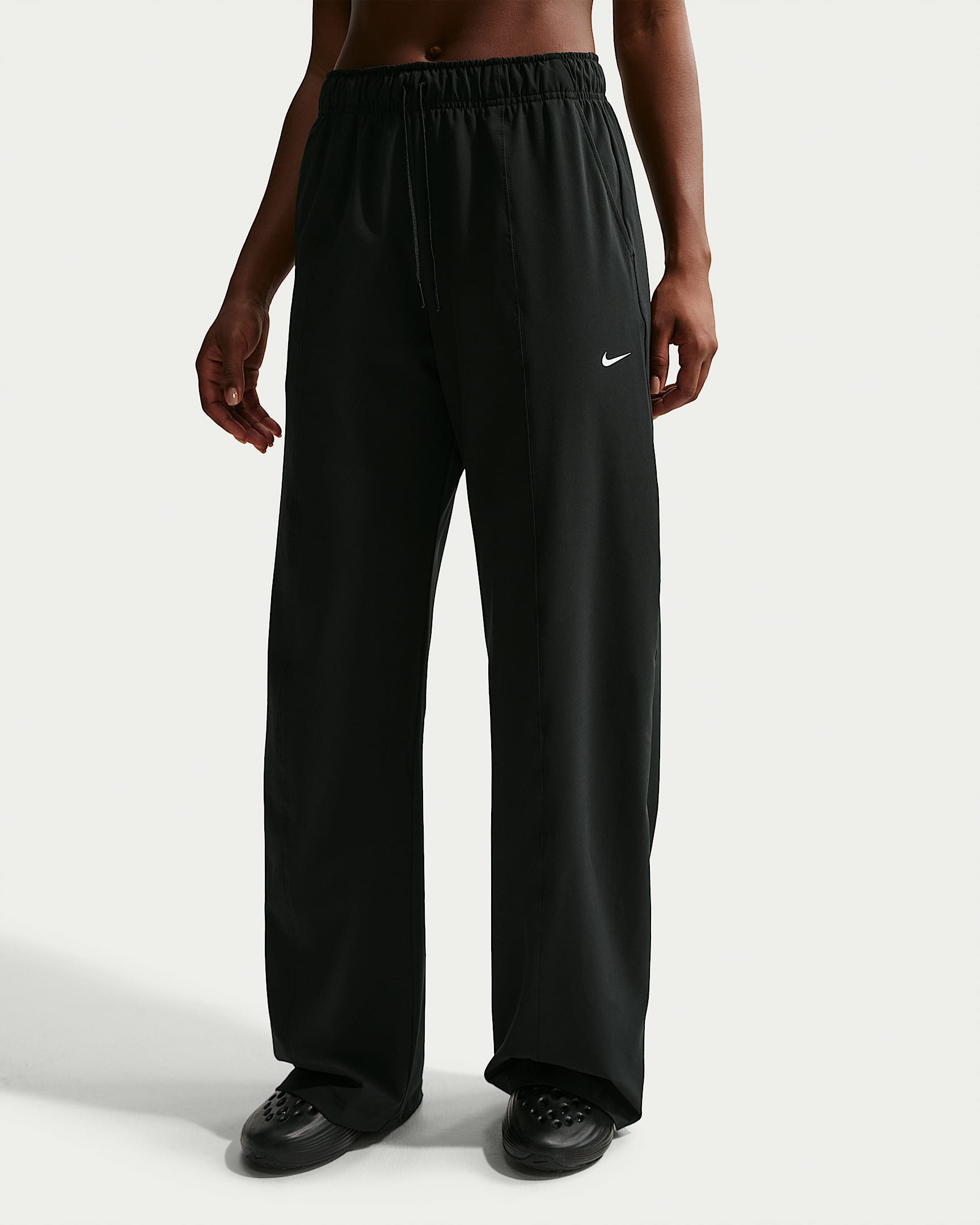 Nike Sporthose W NK ONE DF WVN WIDE LEG weit geschnittene Passform, mit Dri-FIT Technologie
