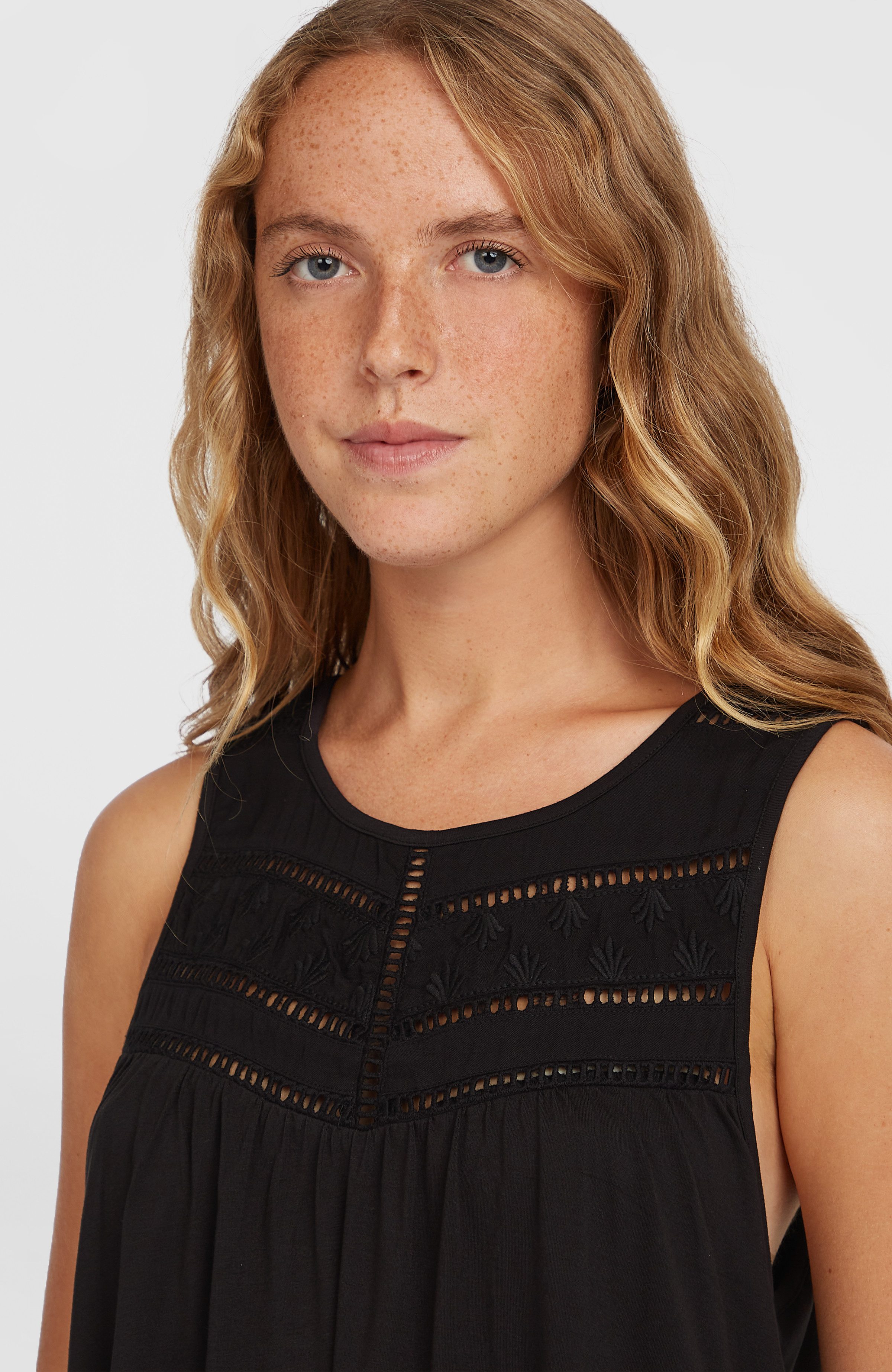 O'Neill Tanktop ESSENTIALS TOKEENA EMBROIDERY TANK mit bestickten Einsätzen am U-Ausschnitt, aus Viskose und Elasthan – Bild 4 von 5
