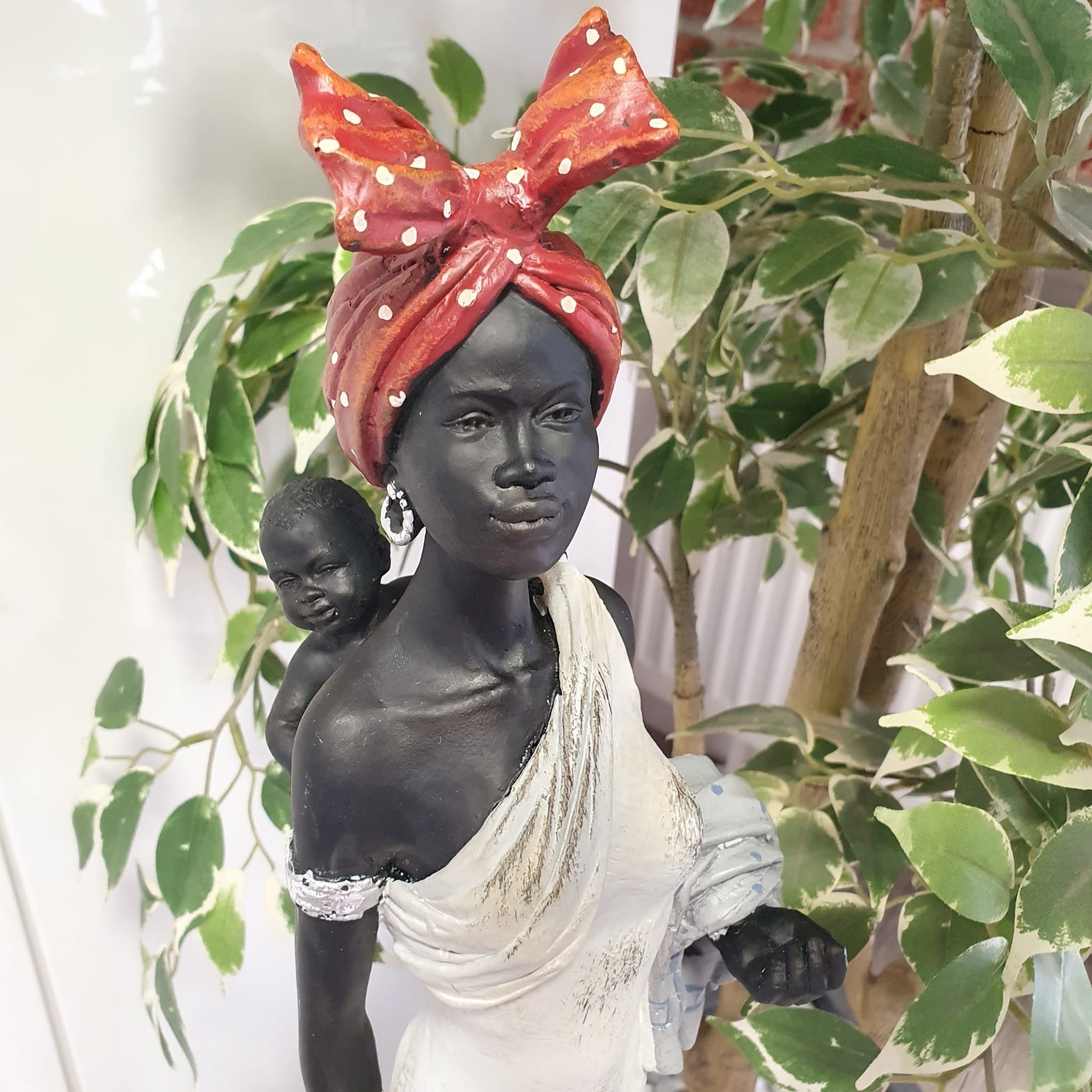 auf dem Rücken Aspinaworld mit cm Frau 103 weiß Afrikanische Dekofigur Dekofigur Kind