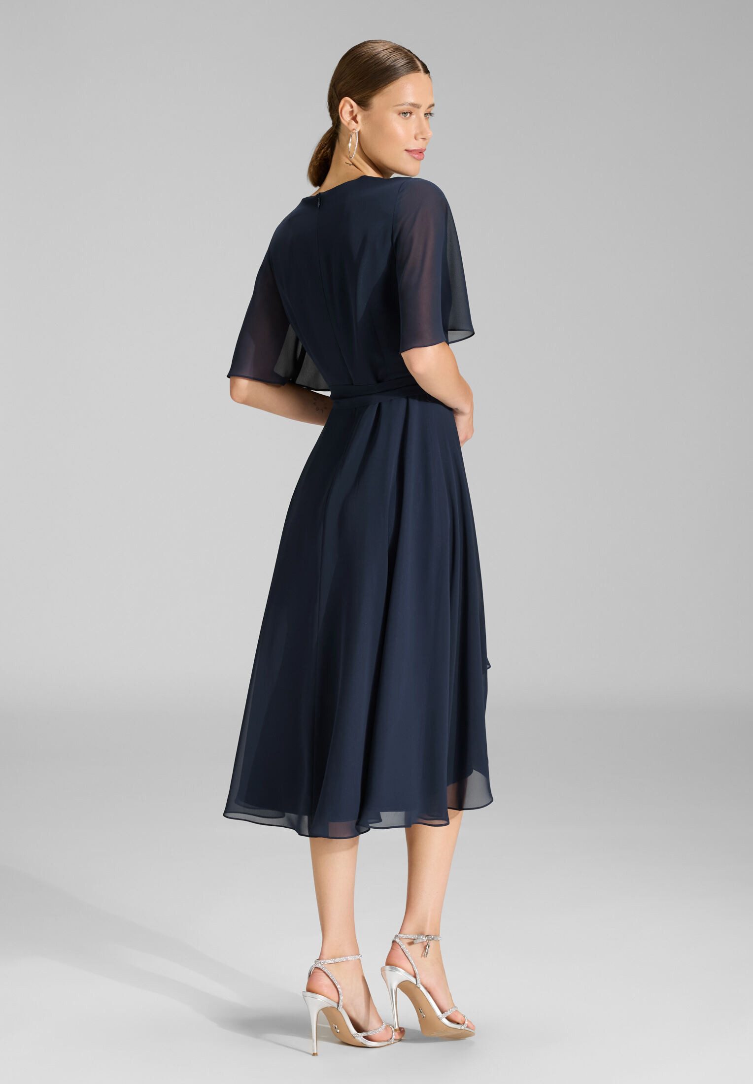 SWING Cocktailkleid - Chiffon Kleid in Wickel Optik mit Vokuhila Saum Taillierter Schnitt mit ausgestelltem Rockteil