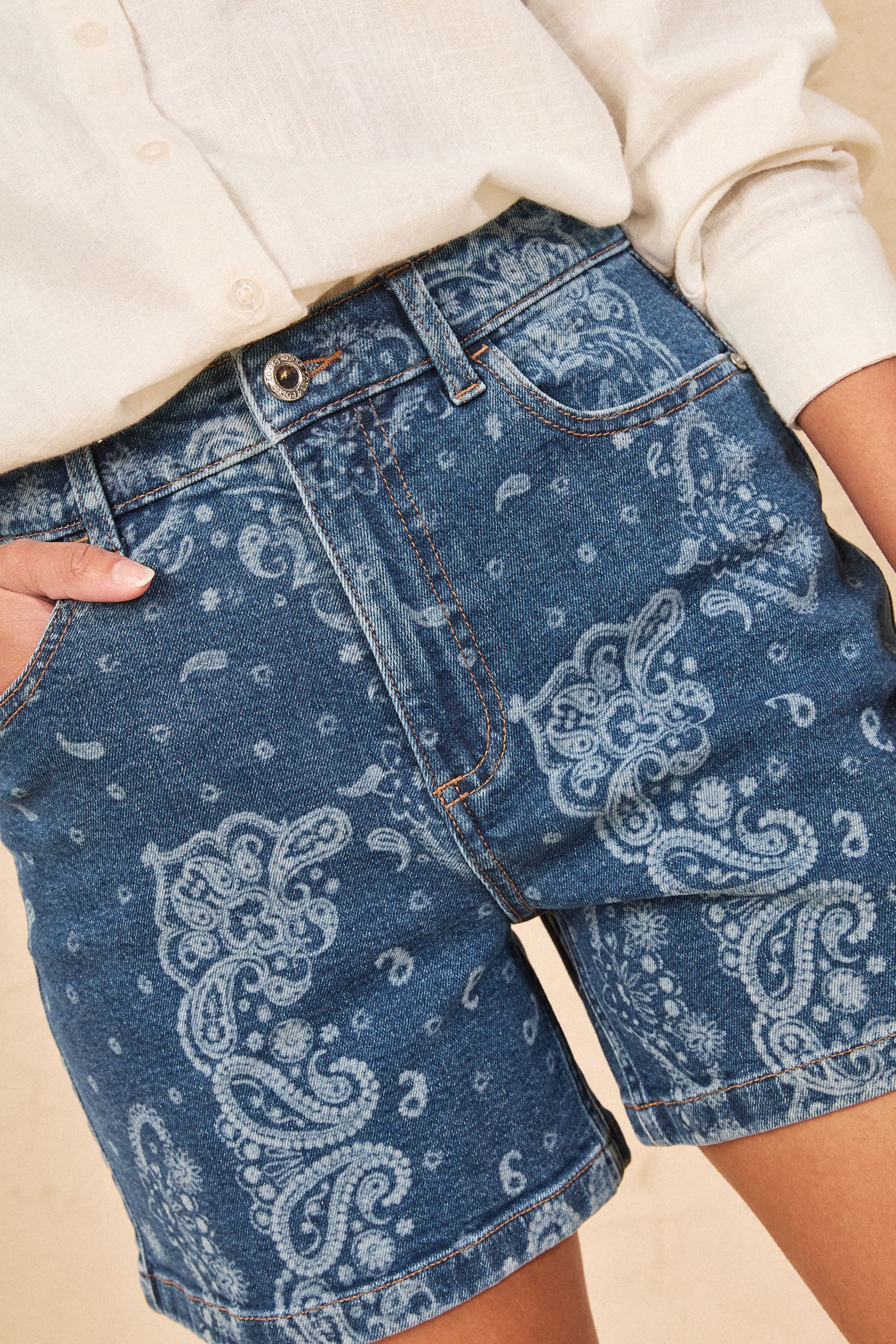Love & Roses Jeansshorts Love & Roses Denim-Shorts mit Bandana-Stil-Print (1-tlg)