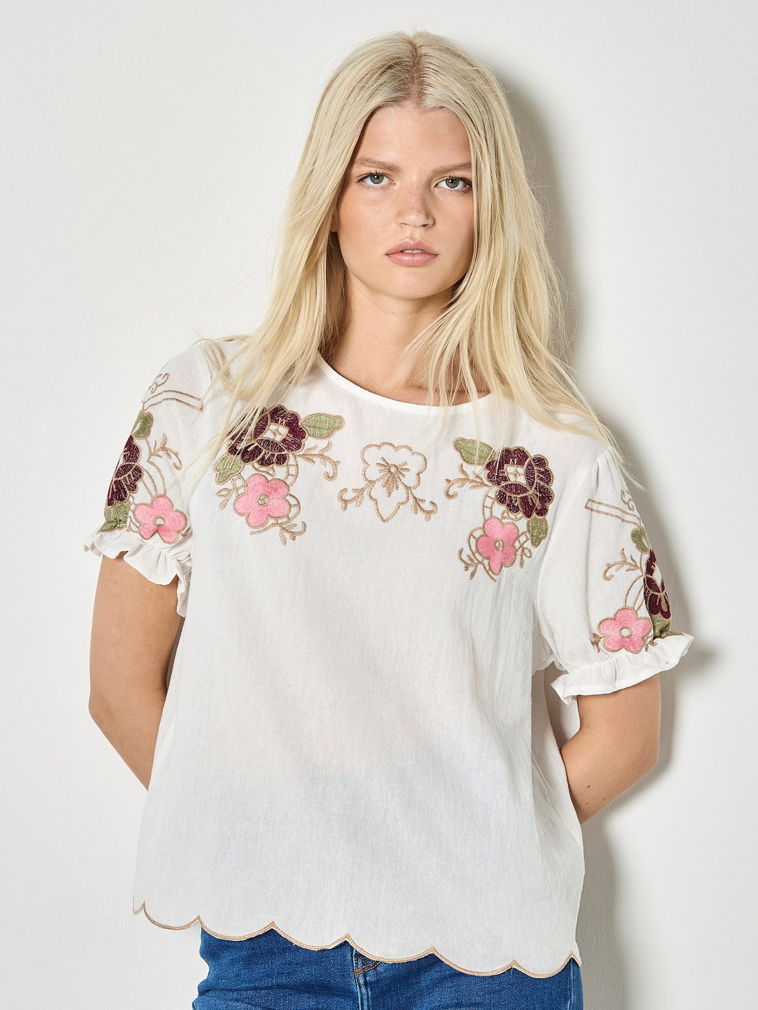 Apricot Blusenshirt Baumwolltop mit Blumenstickerei mit Rüschenärmeln
