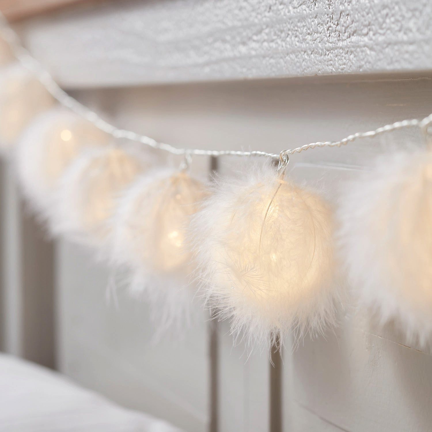 Lights4fun LED-Lichterkette 10er flauschige Bälle Lichterkette Batterie