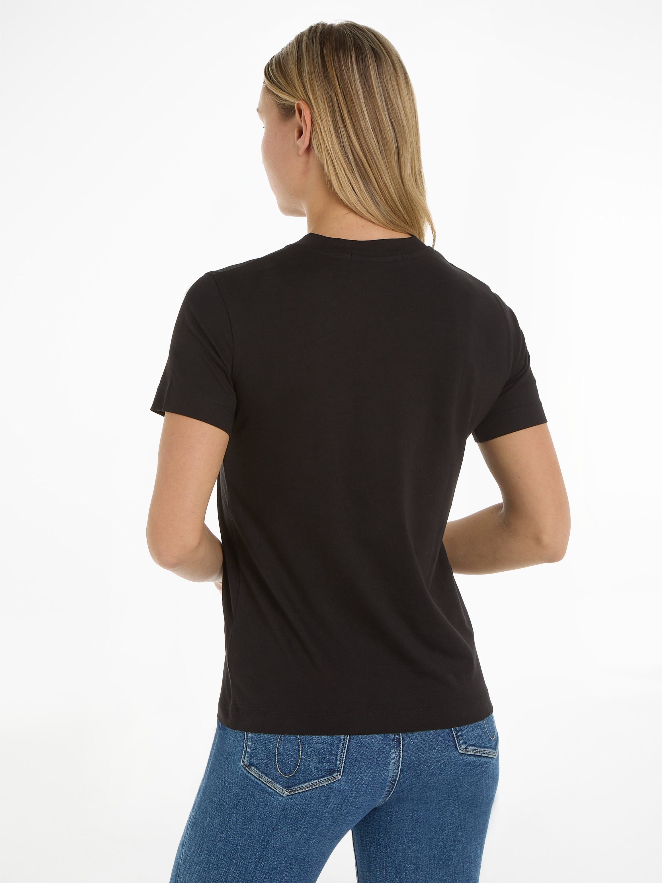 mit T-Shirt STRAIGHT Calvin Black TEE INSTITUTIONAL Markenlabel Klein Ck Jeans